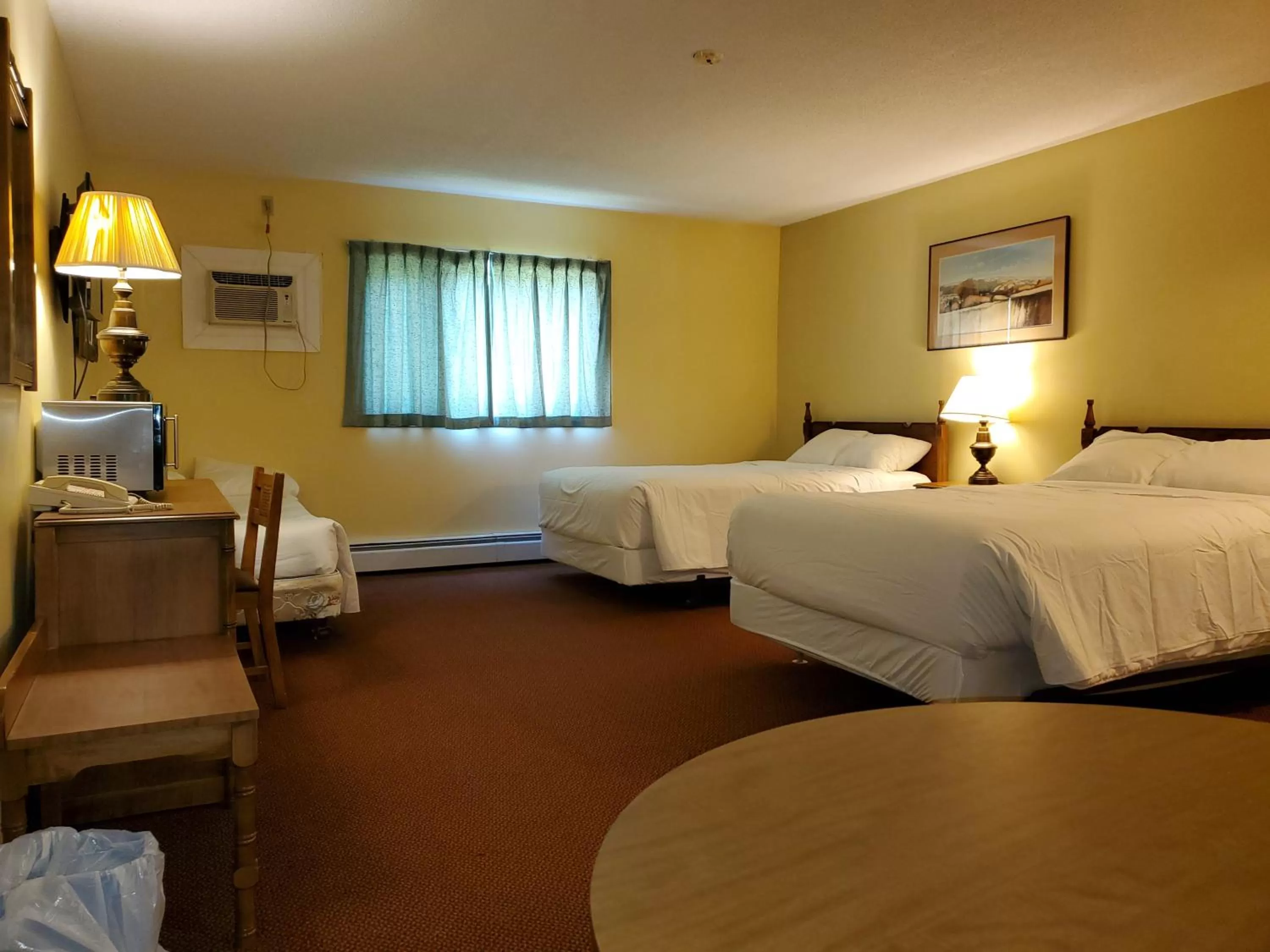 Photo of the whole room, Bed in Englehart Motel