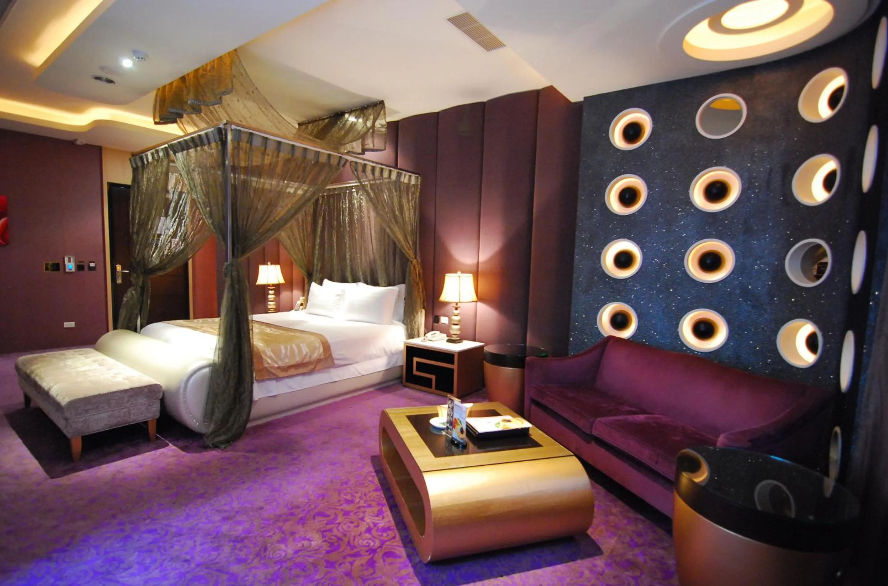 Photo of the whole room, Bed in Yes Motel