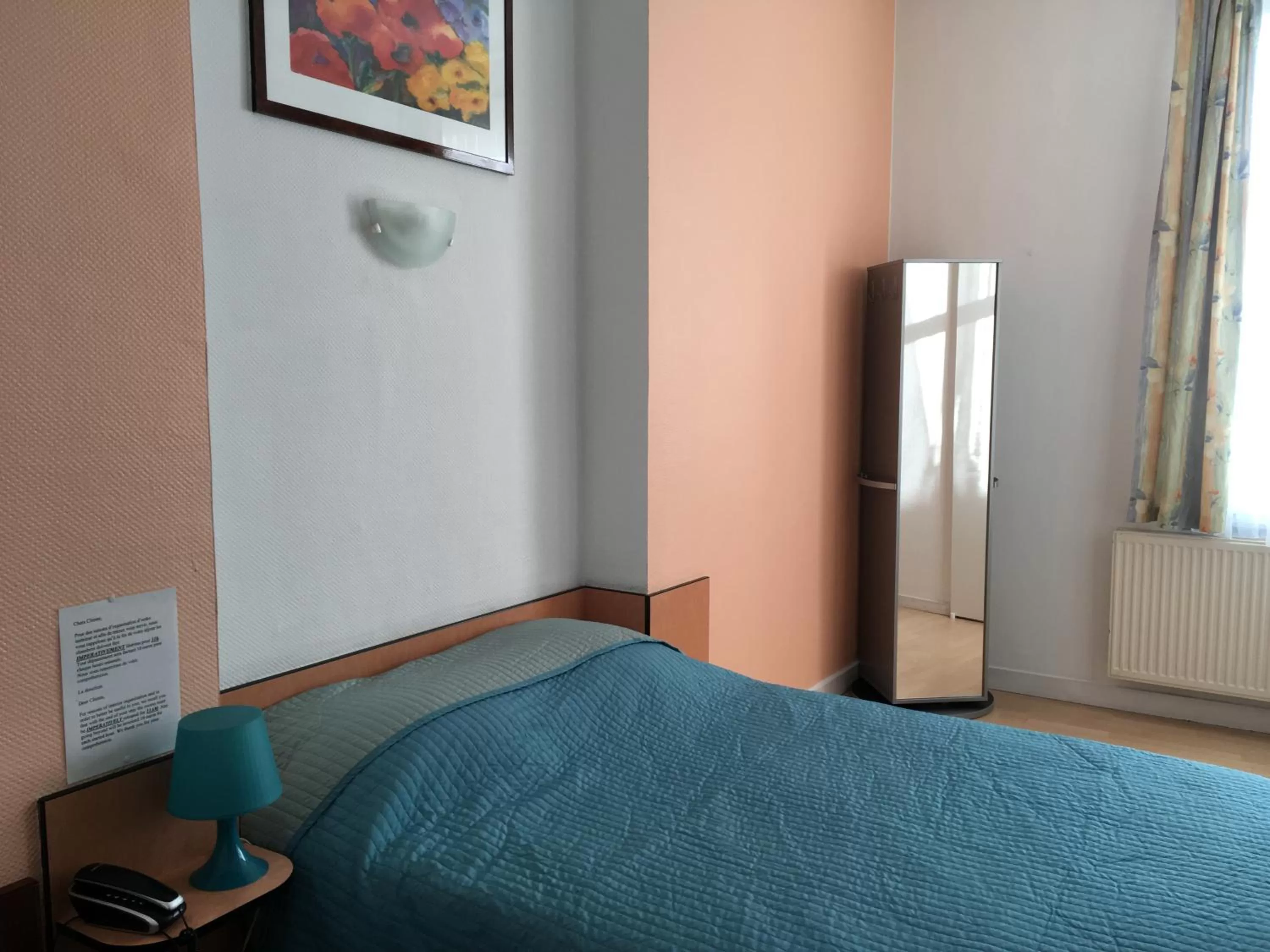 Bed in Hôtel Les Acteurs