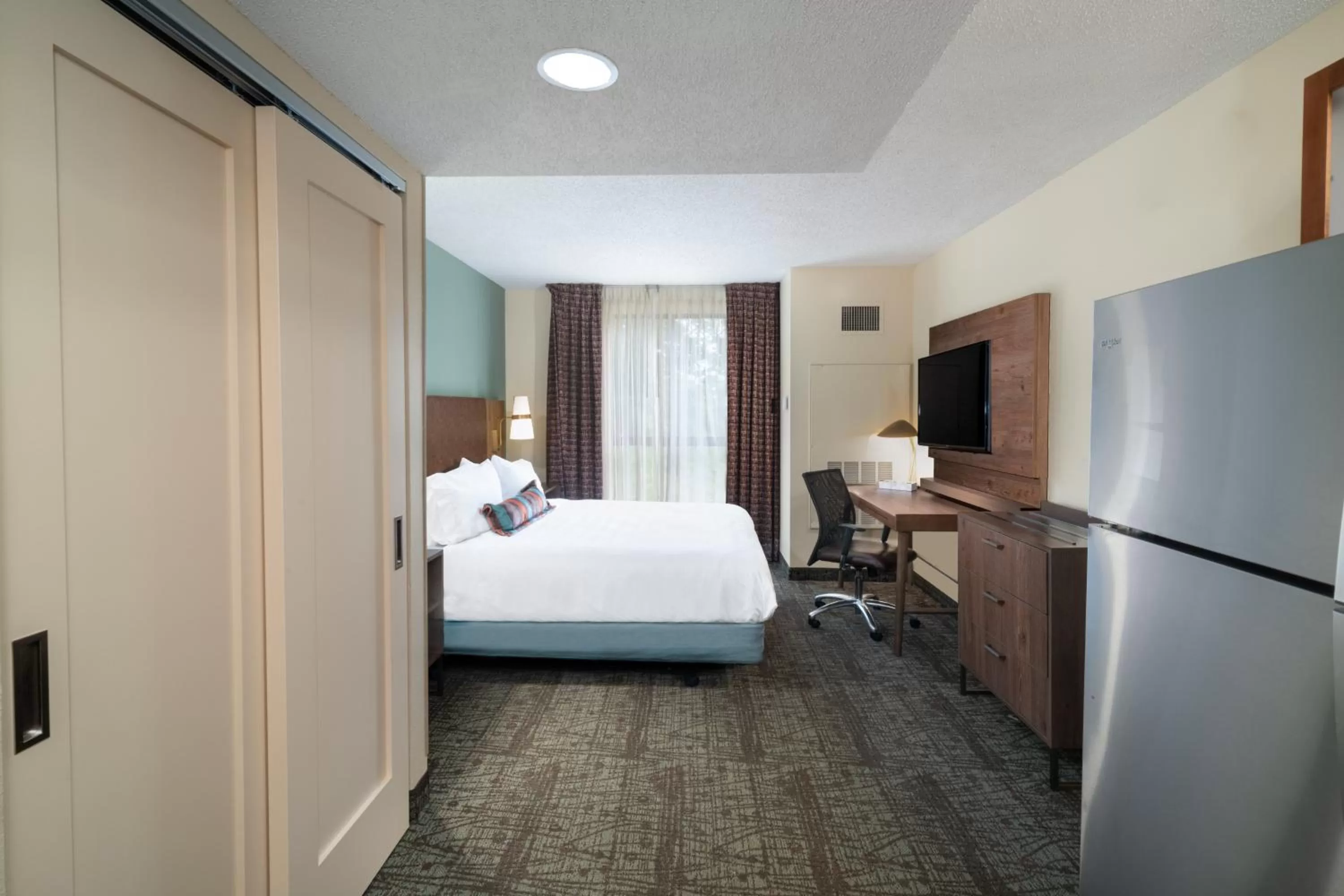 Bed in Staybridge Suites Memphis-Poplar Ave East by IHG