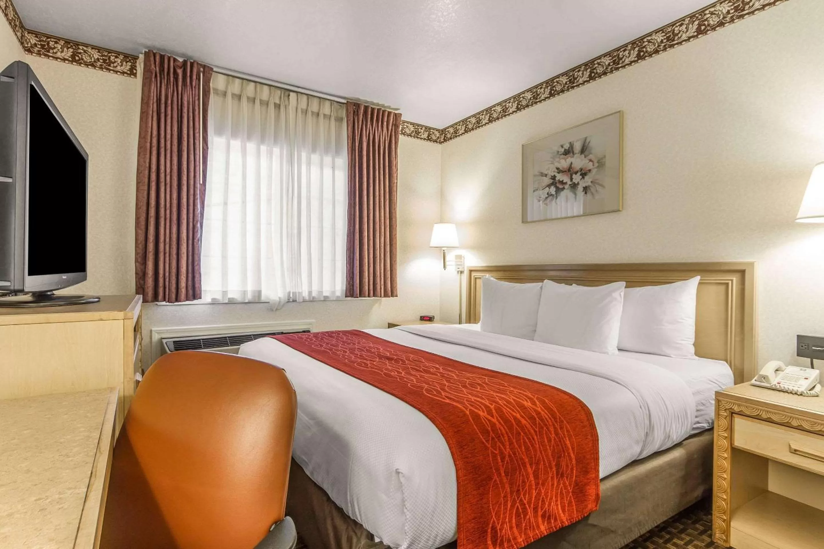 Photo of the whole room, Bed in Comfort Inn Palo Alto