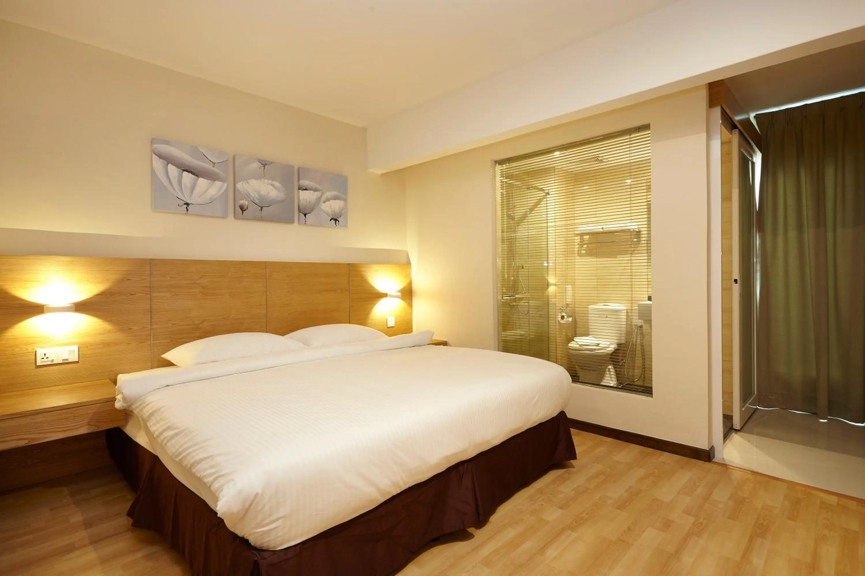 Bedroom, Bed in Hotel Six Seasons @ Mid Valley