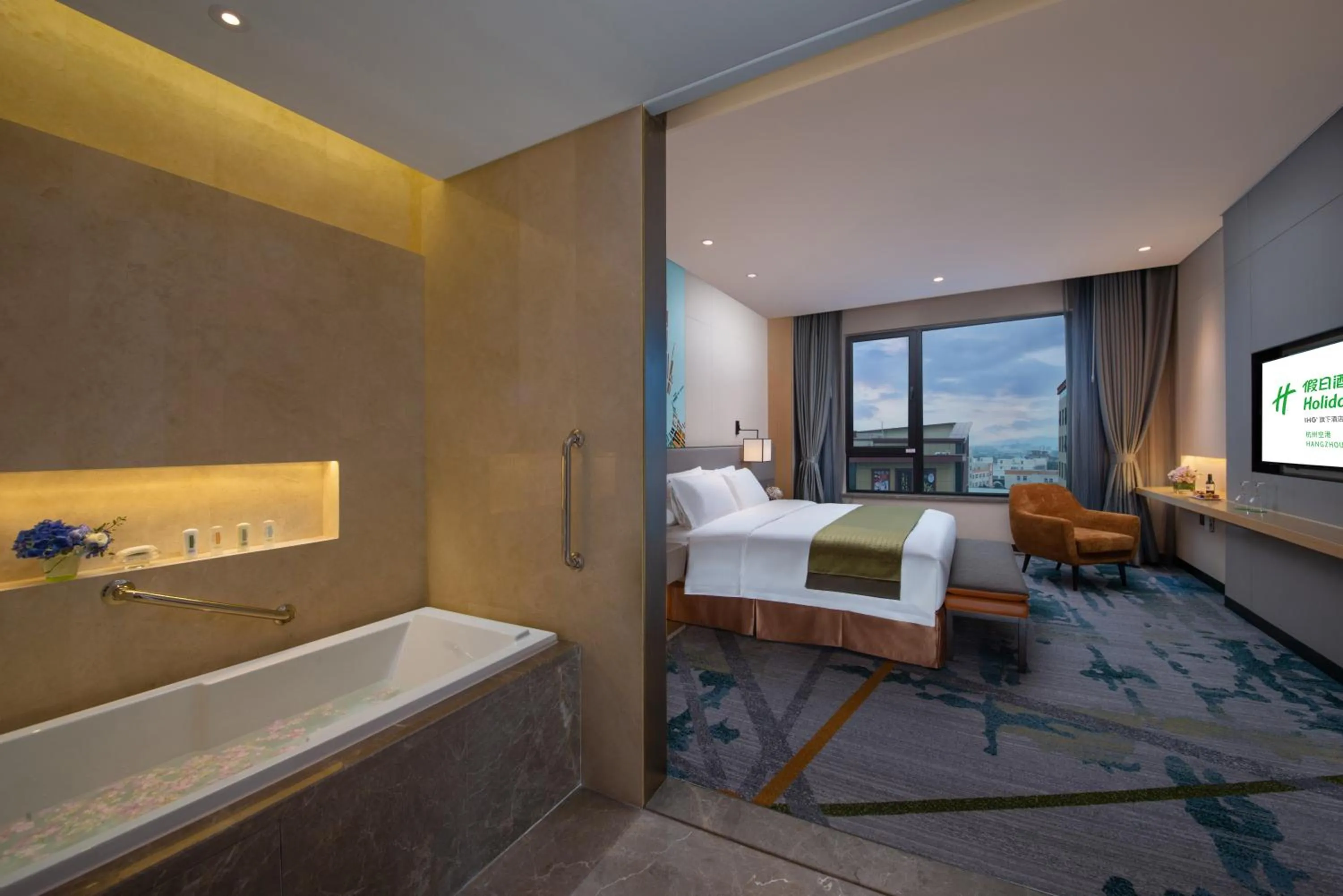 Photo of the whole room, Bed in Holiday Inn Hangzhou Airport Zone by IHG