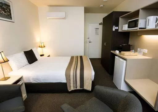 Photo of the whole room, Bed in Shoreline Hotel