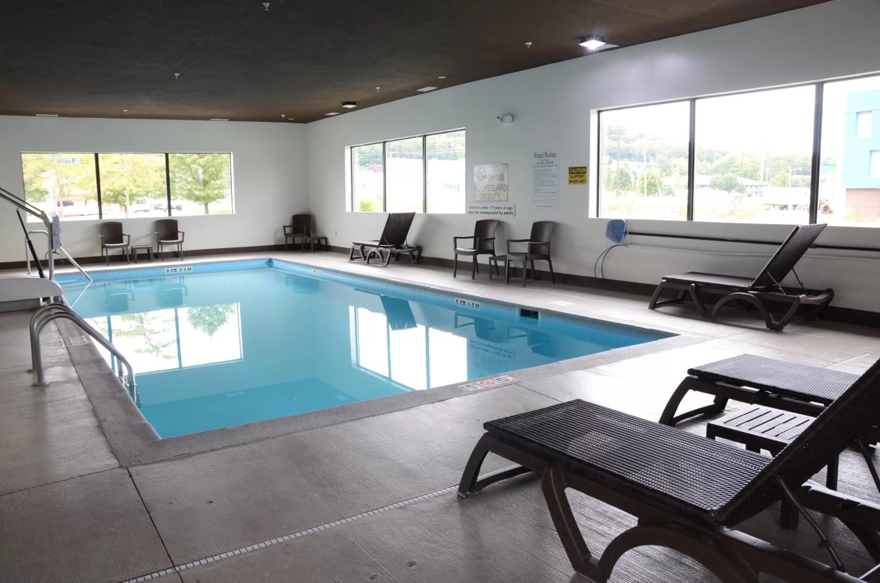 Swimming pool in Comfort Inn & Suites Cave City