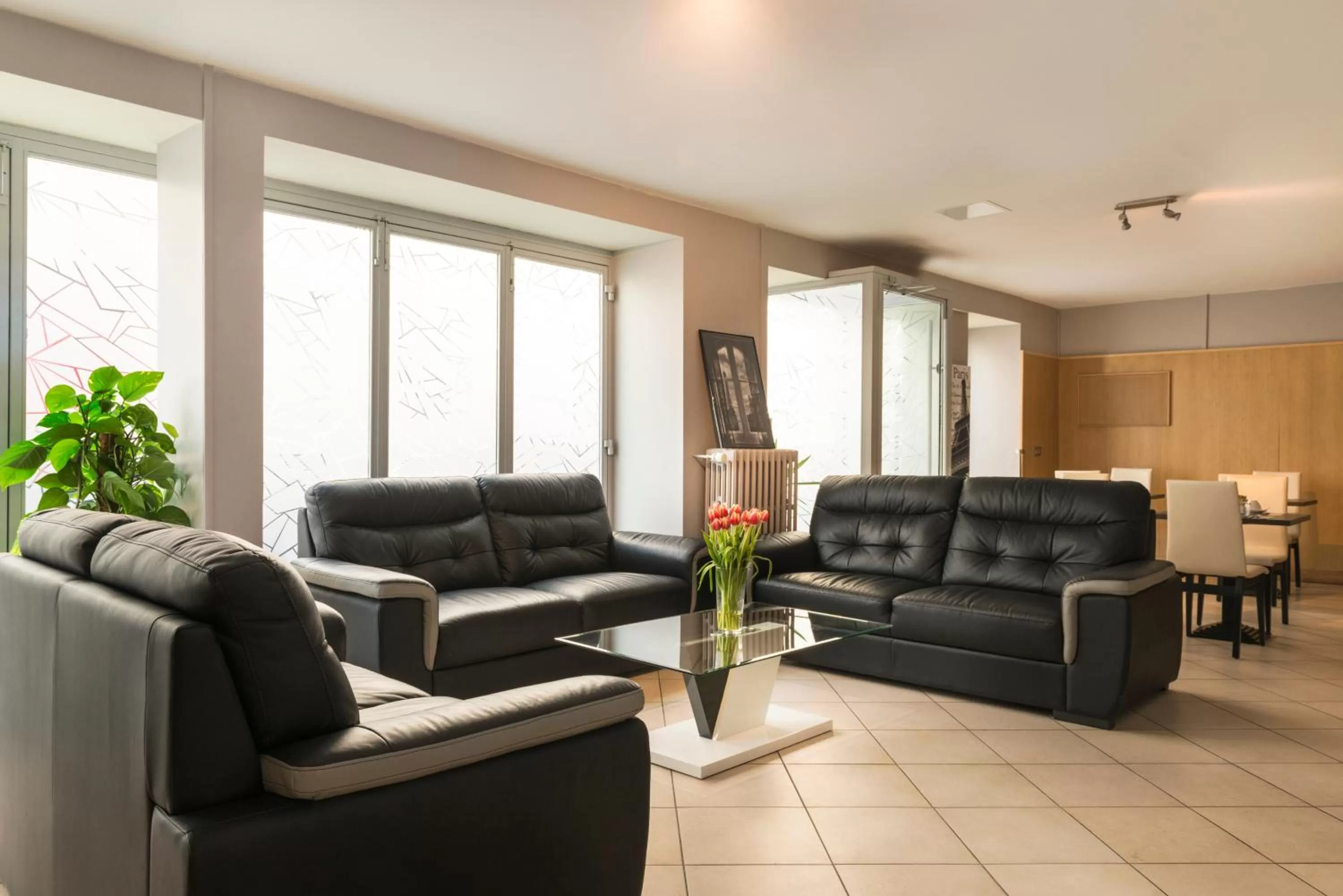 Communal lounge/ TV room in Hôtel Eiffel XV