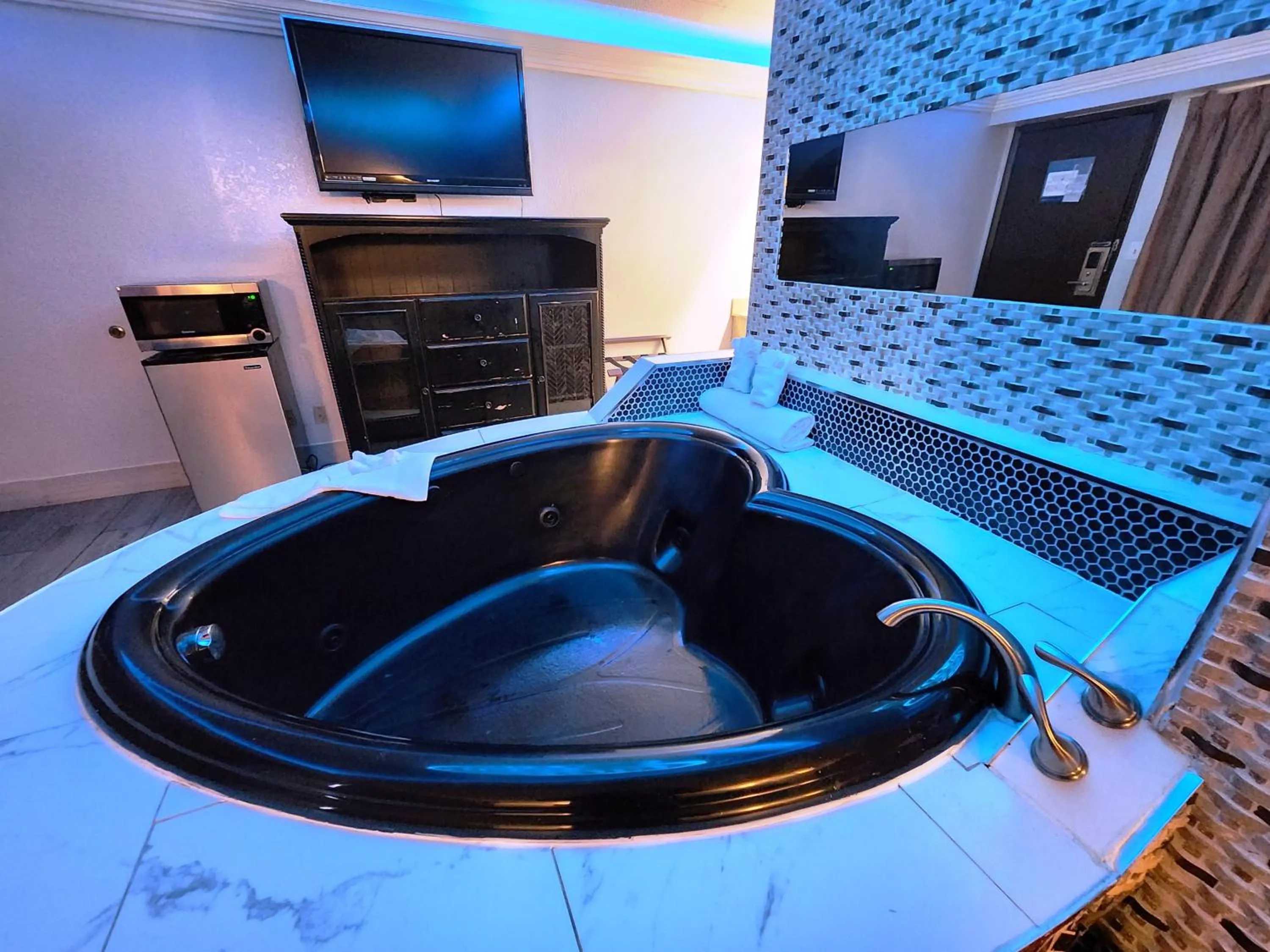 Hot Tub in Americas Best Value Inn and Suites Little Rock