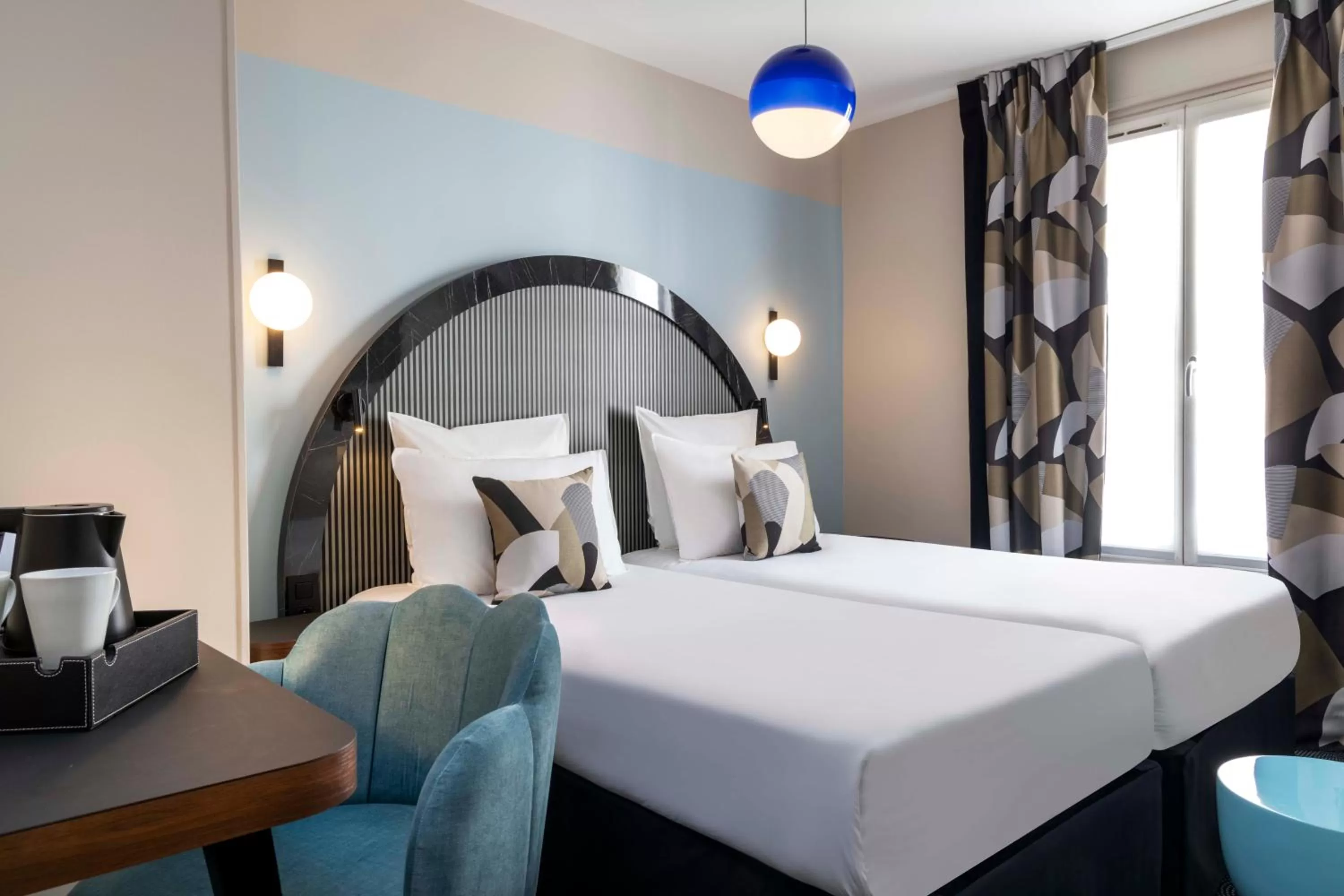 Photo of the whole room, Bed in Hôtel Regina Opéra Grands Boulevards