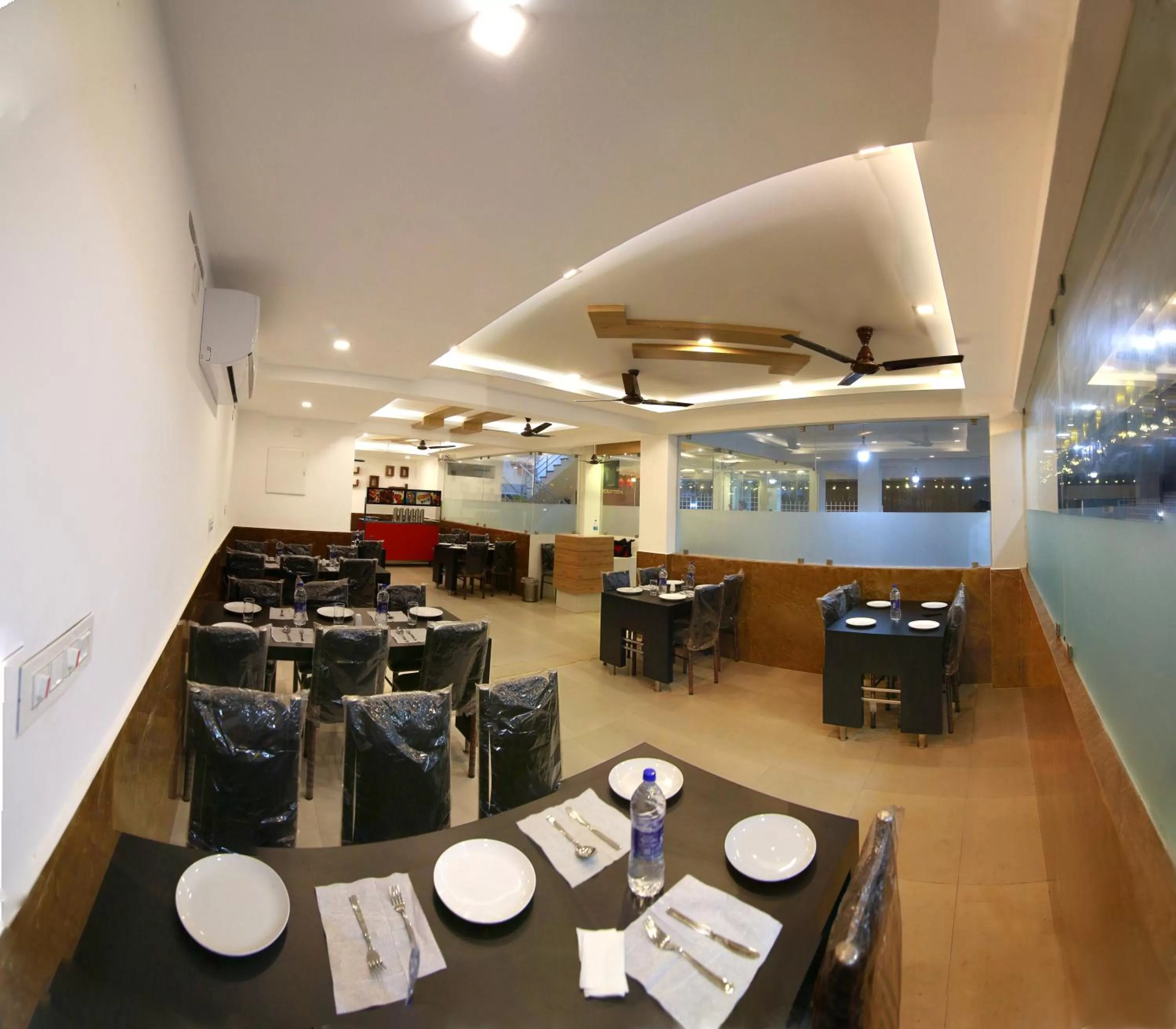 Restaurant/places to eat in Gateway Airport Hotel