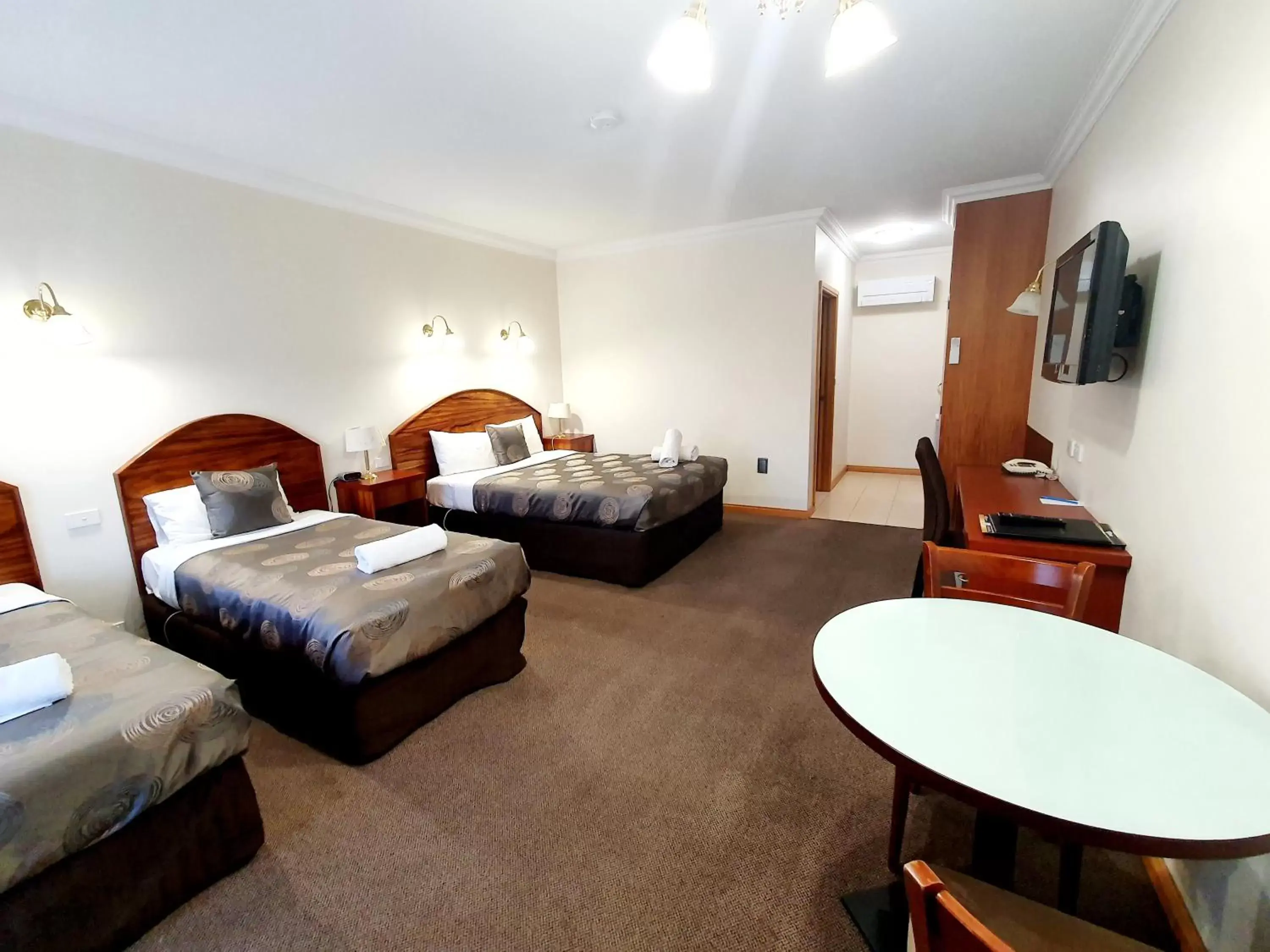 Deluxe Family Room in Golden Grain Motor Inn Deluxe Family Room in Golden Grain Motor Inn