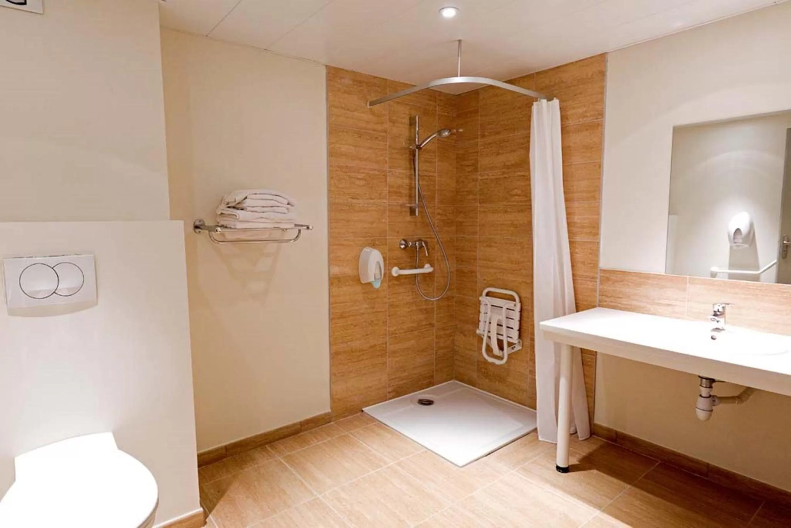 Shower in Hôtel Saint Etienne