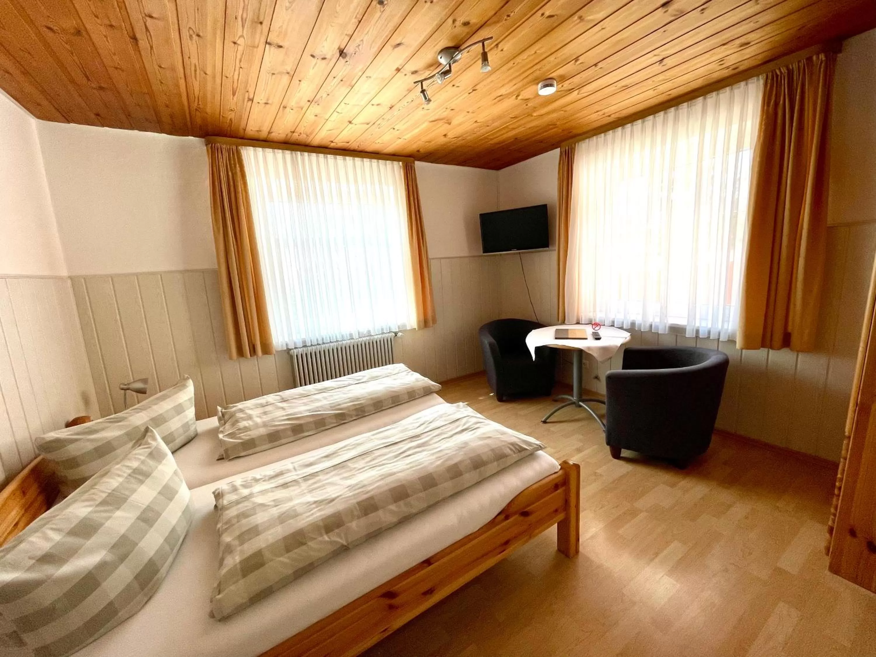 Bed in Landgasthof Linde Hepbach, Hotel & Restaurant