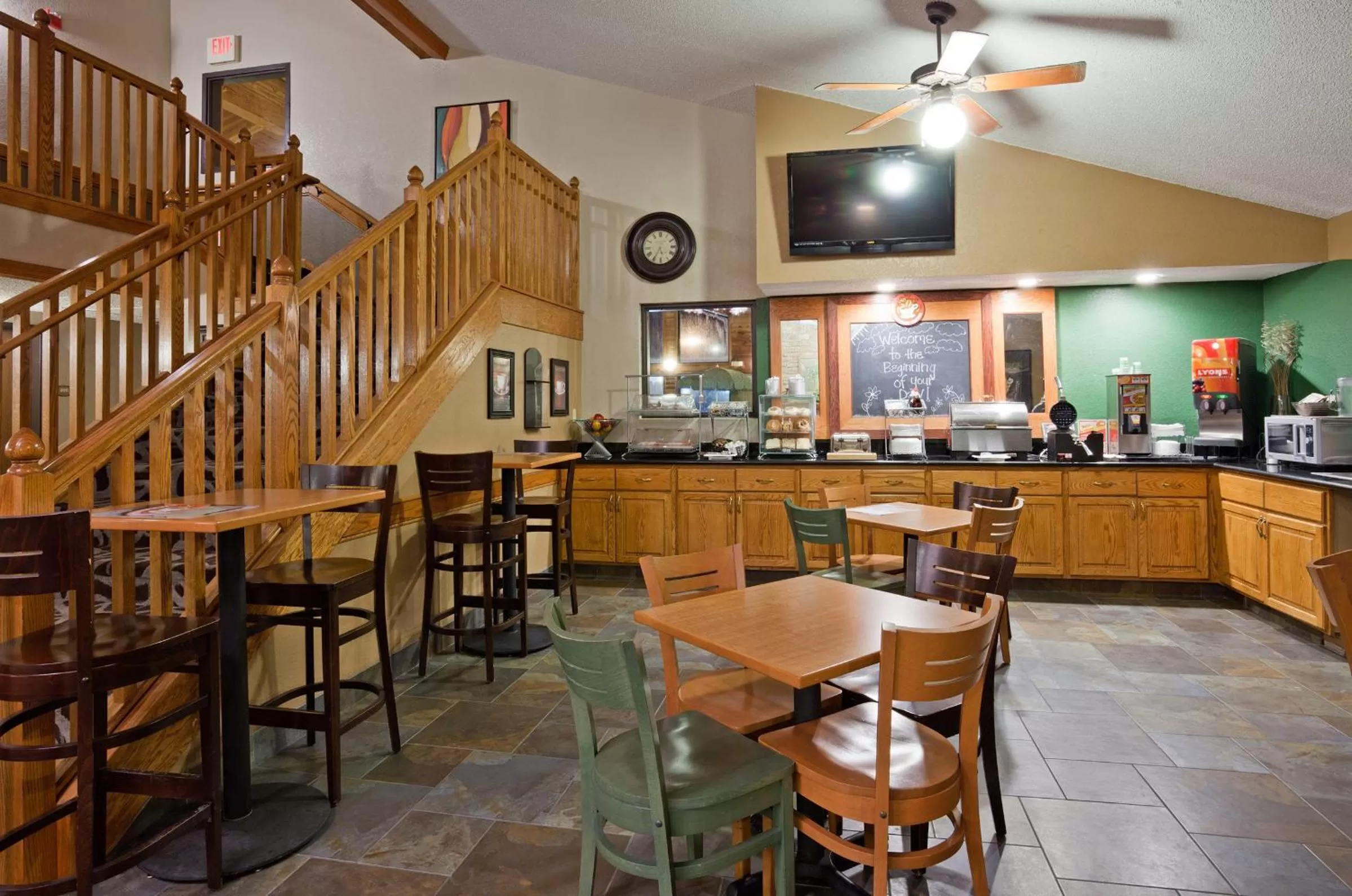 Restaurant/places to eat in AmericInn by Wyndham Ankeny/Des Moines