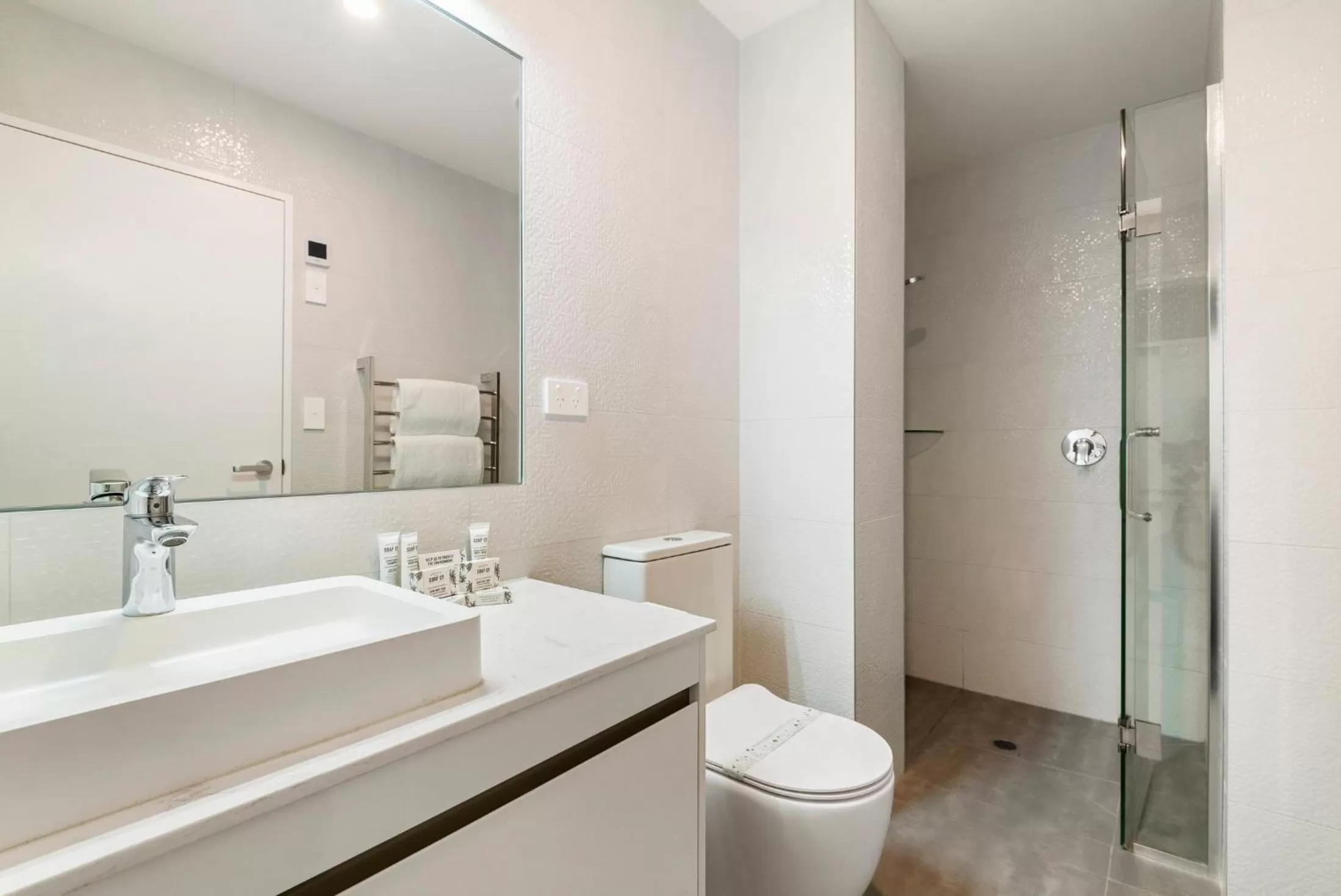 Shower in FERNZ Motel & Apartments Birkenhead