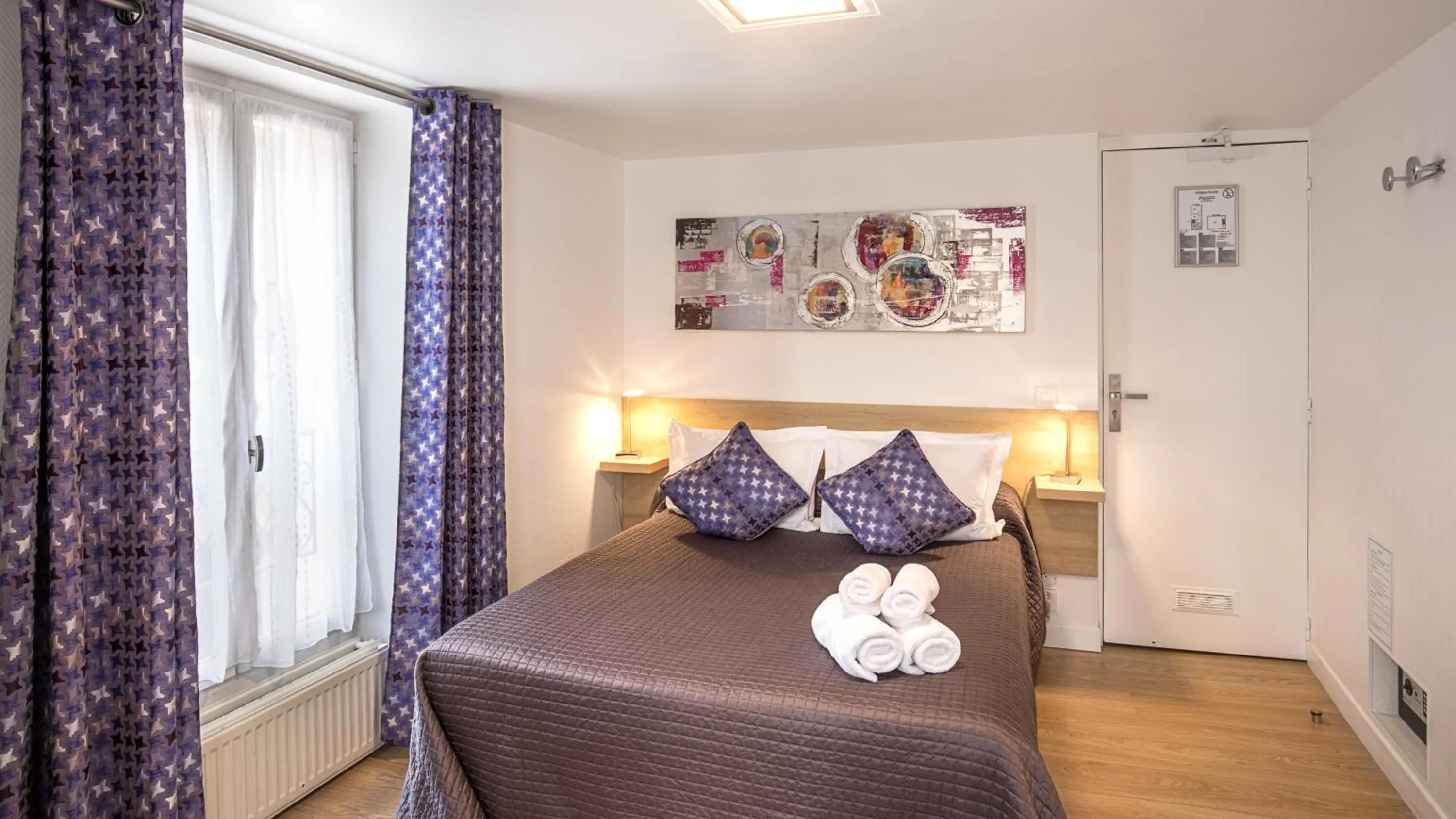 Photo of the whole room, Bed in Hotel De L'Horloge