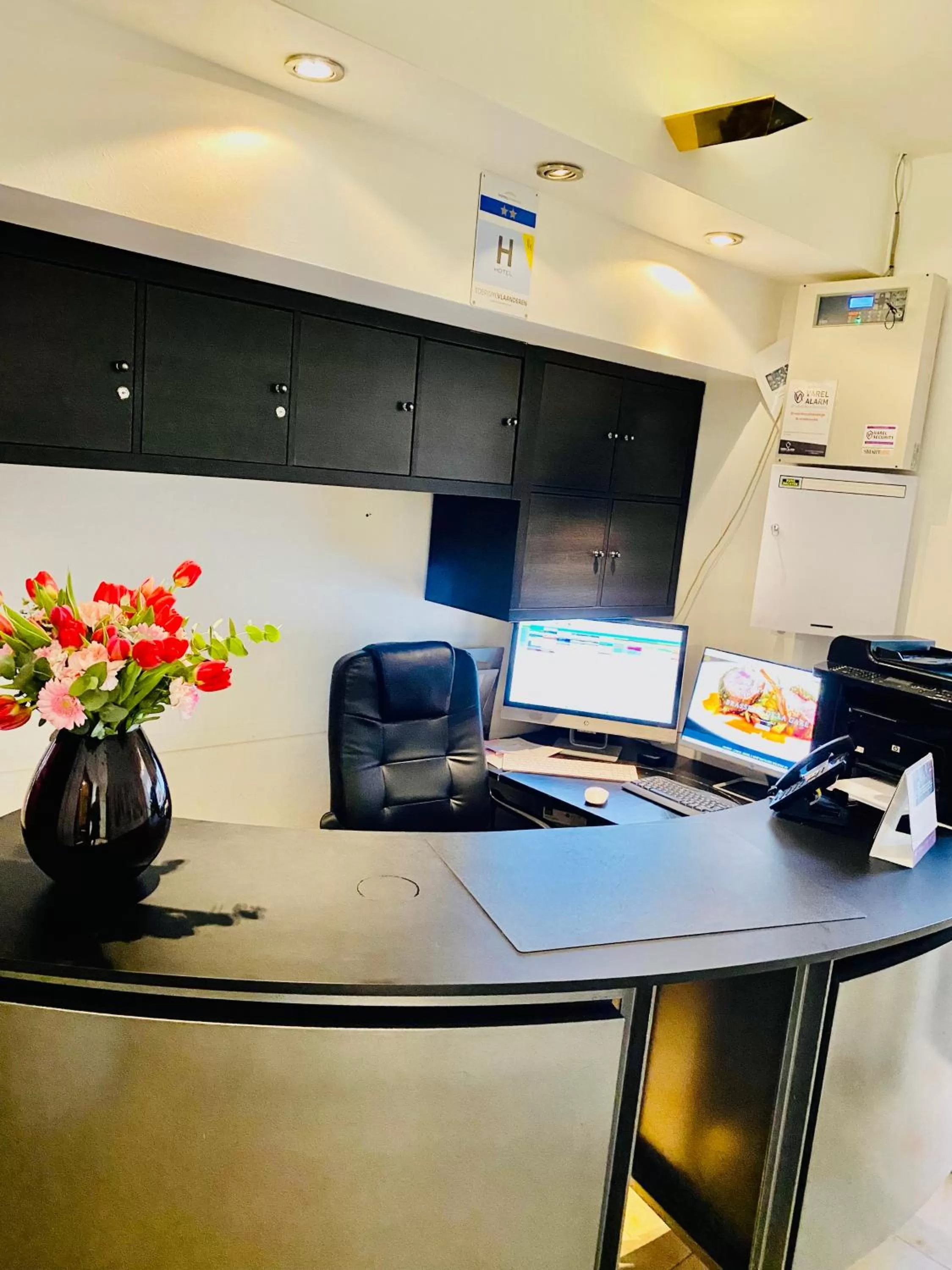 Restaurant/places to eat in Hotel Malon