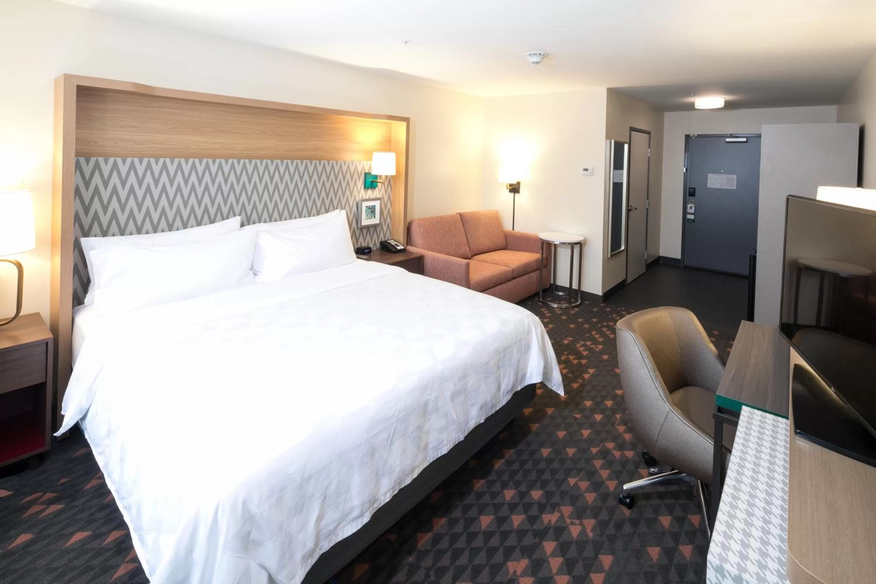 Photo of the whole room, Bed in Holiday Inn Hotel & Suites - Mount Pleasant by IHG