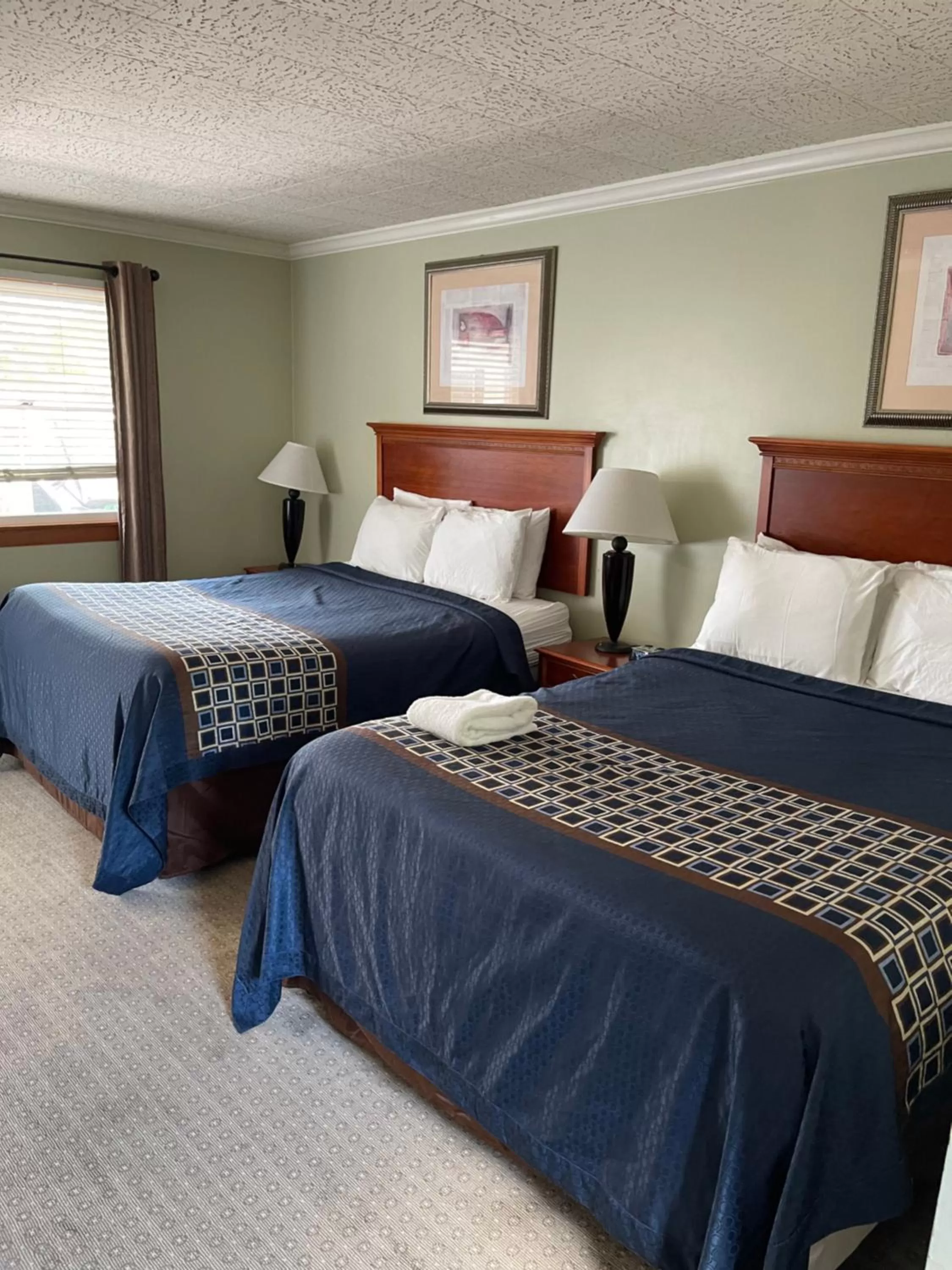 Bedroom, Bed in Colonial Motel