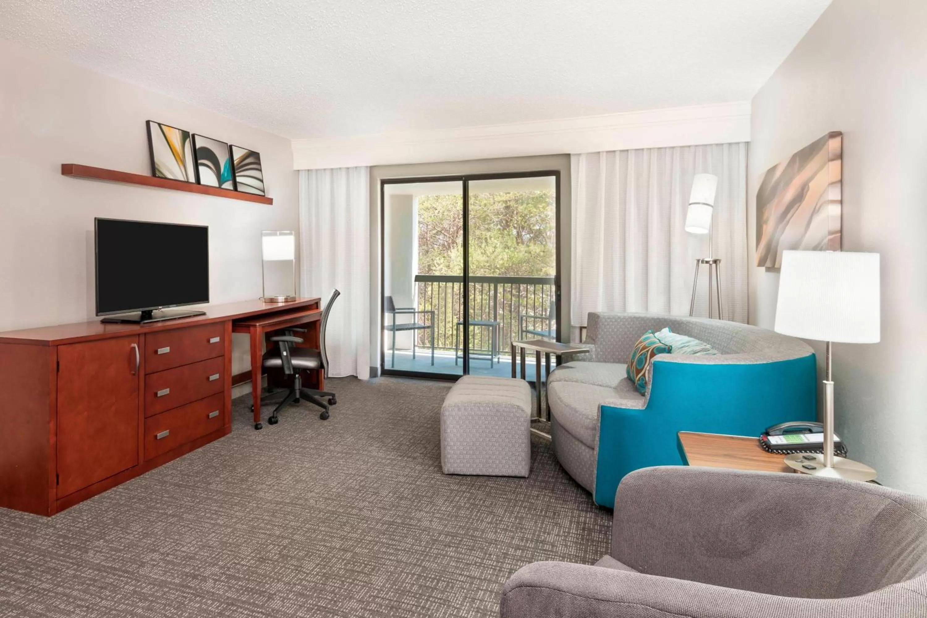 One-Bedroom King Suite with Sofa Bed in Courtyard Asheville