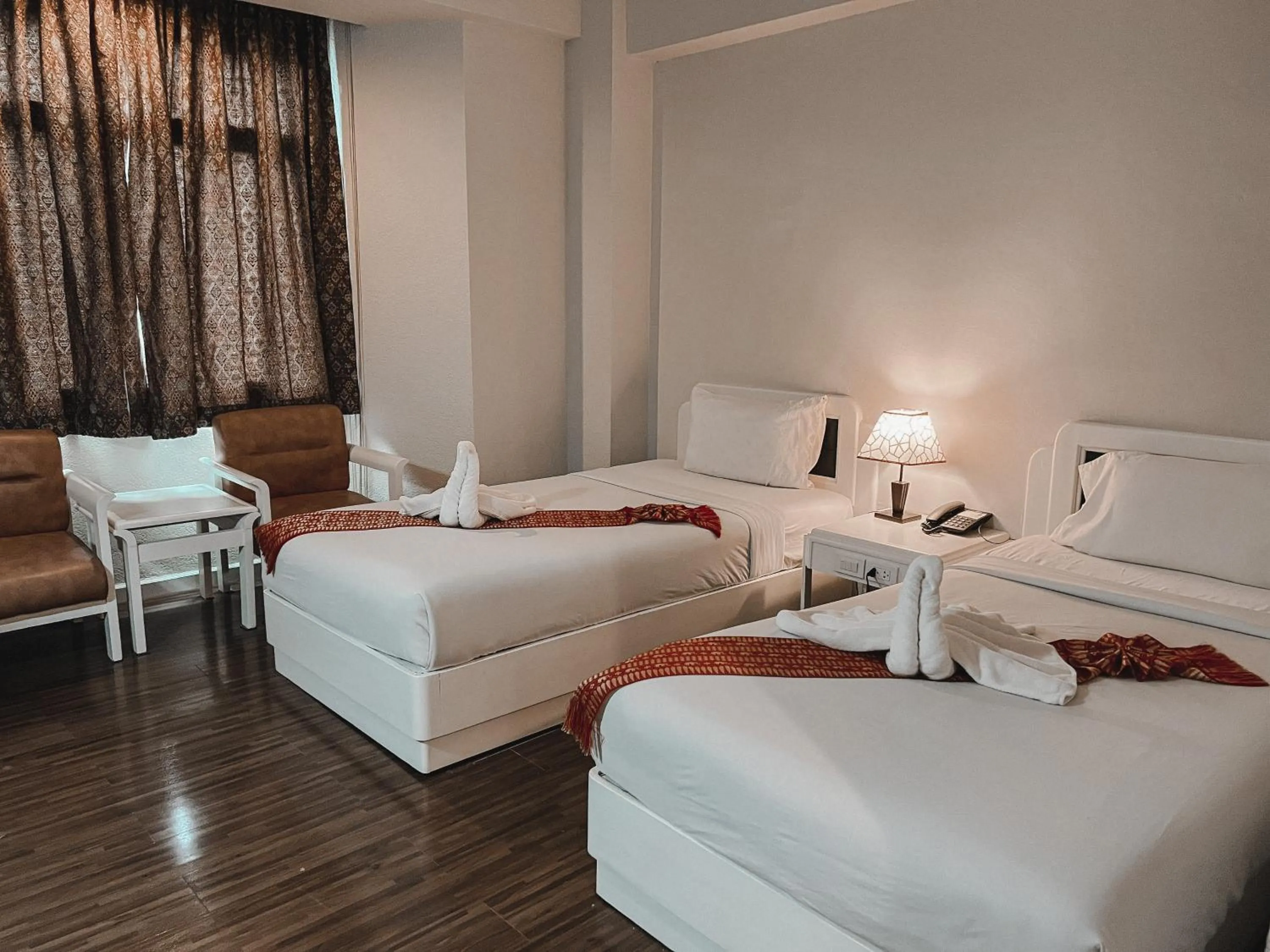 Bedroom, Bed in River Grand Hotel