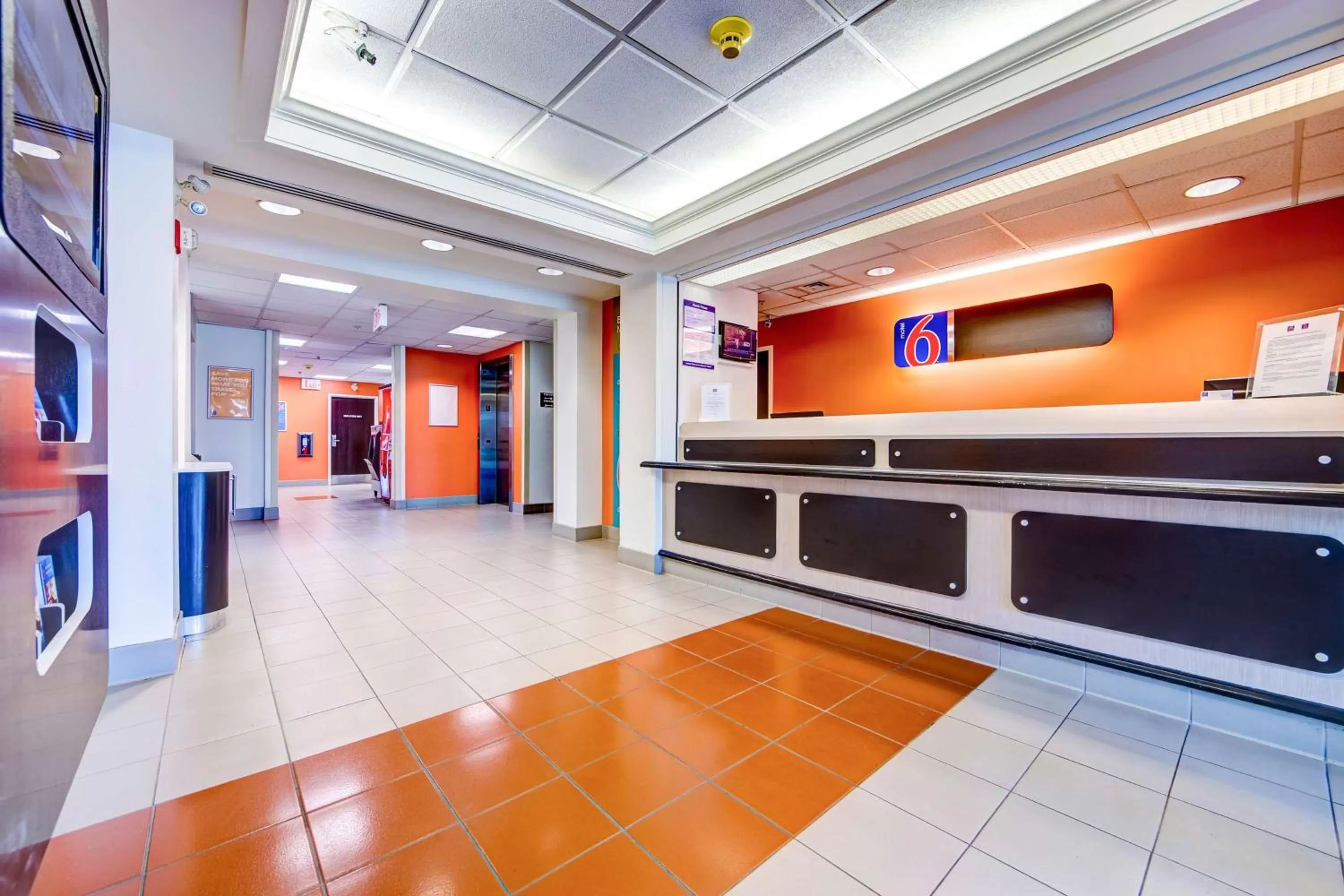 Lobby or reception in Motel 6-Burlington, ON - Toronto West - Oakville