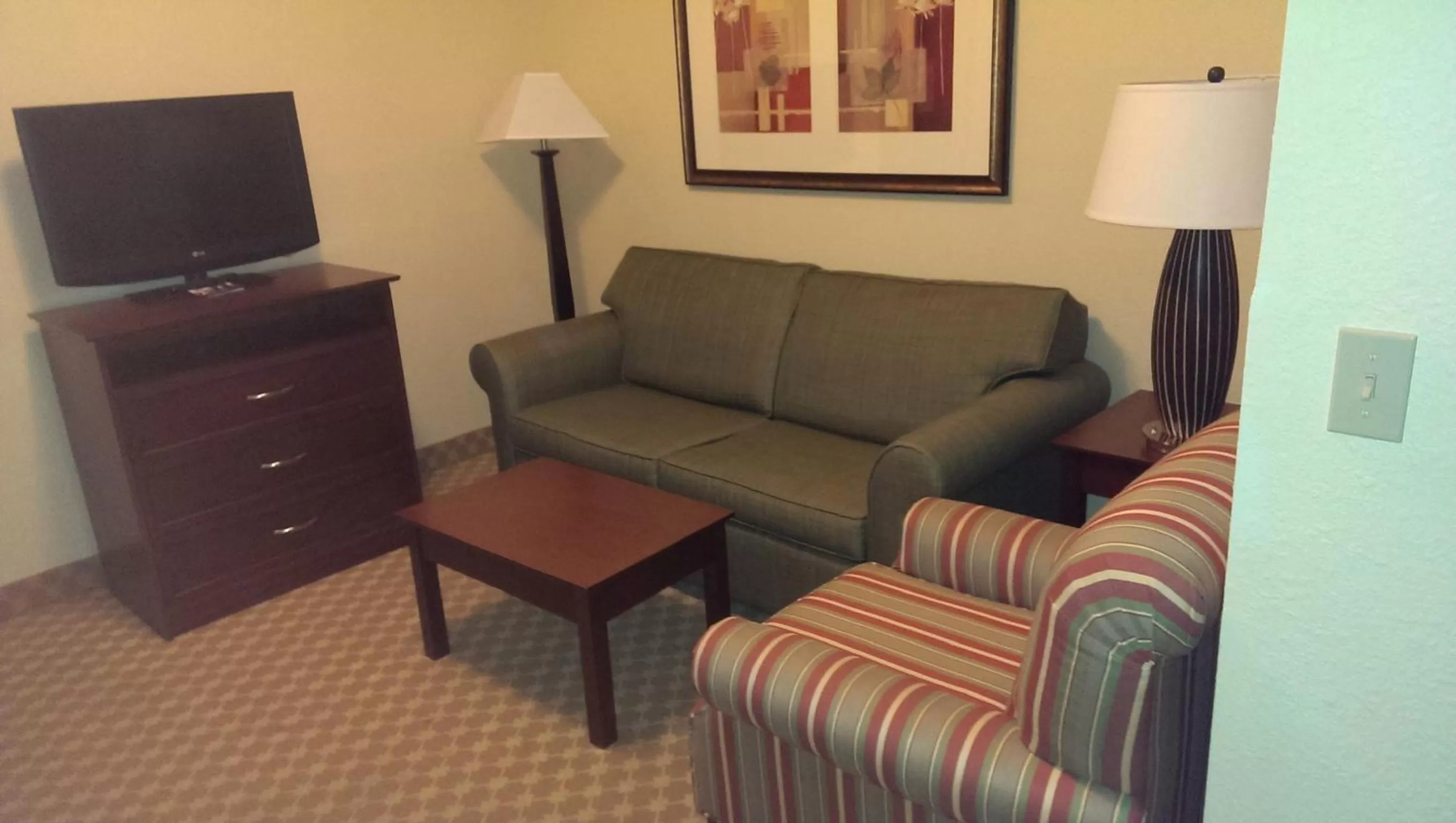 Living room in Country Inn & Suites by Radisson, Tulsa, OK