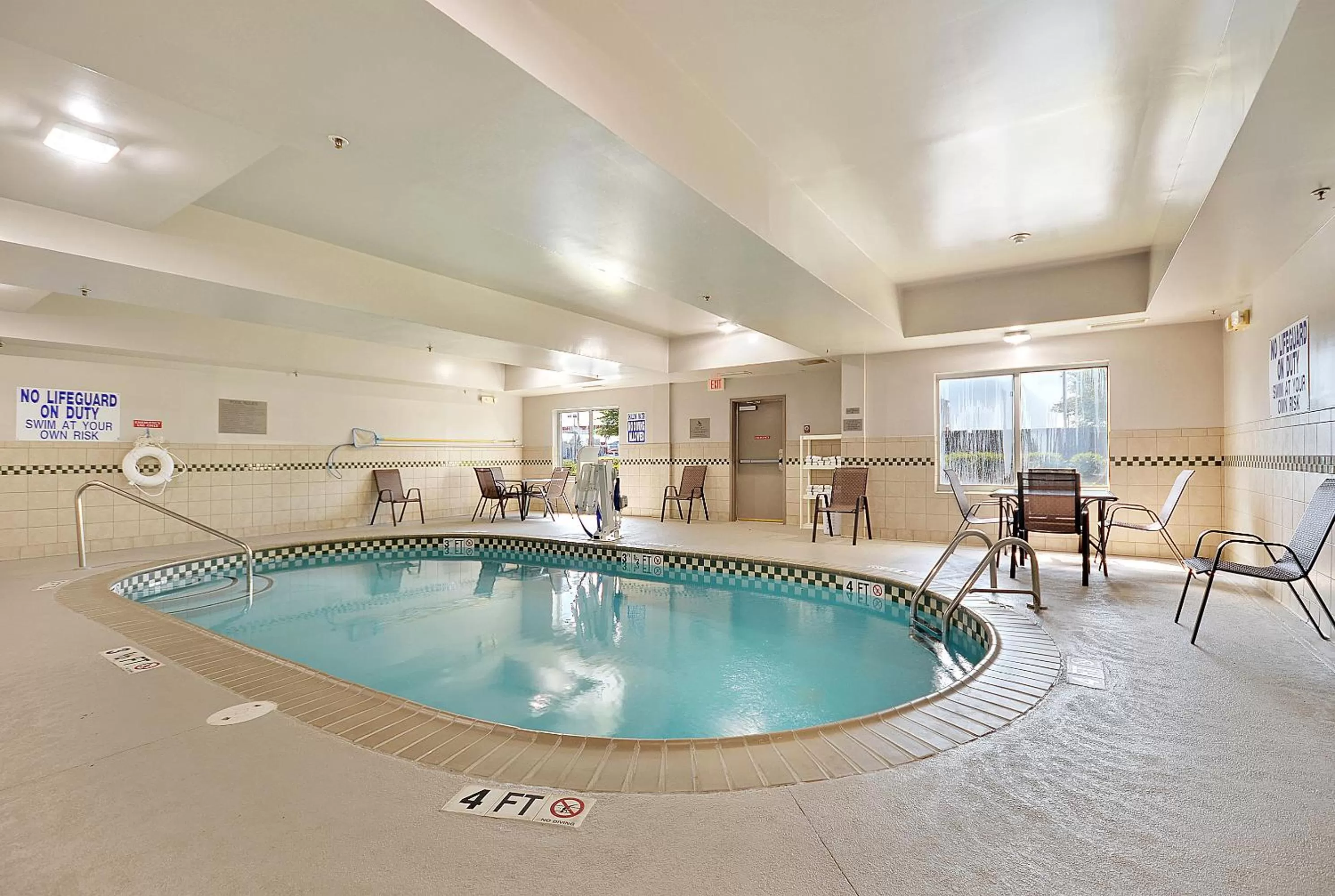 Swimming pool in Country Inn & Suites By Radisson, Charleston North, SC