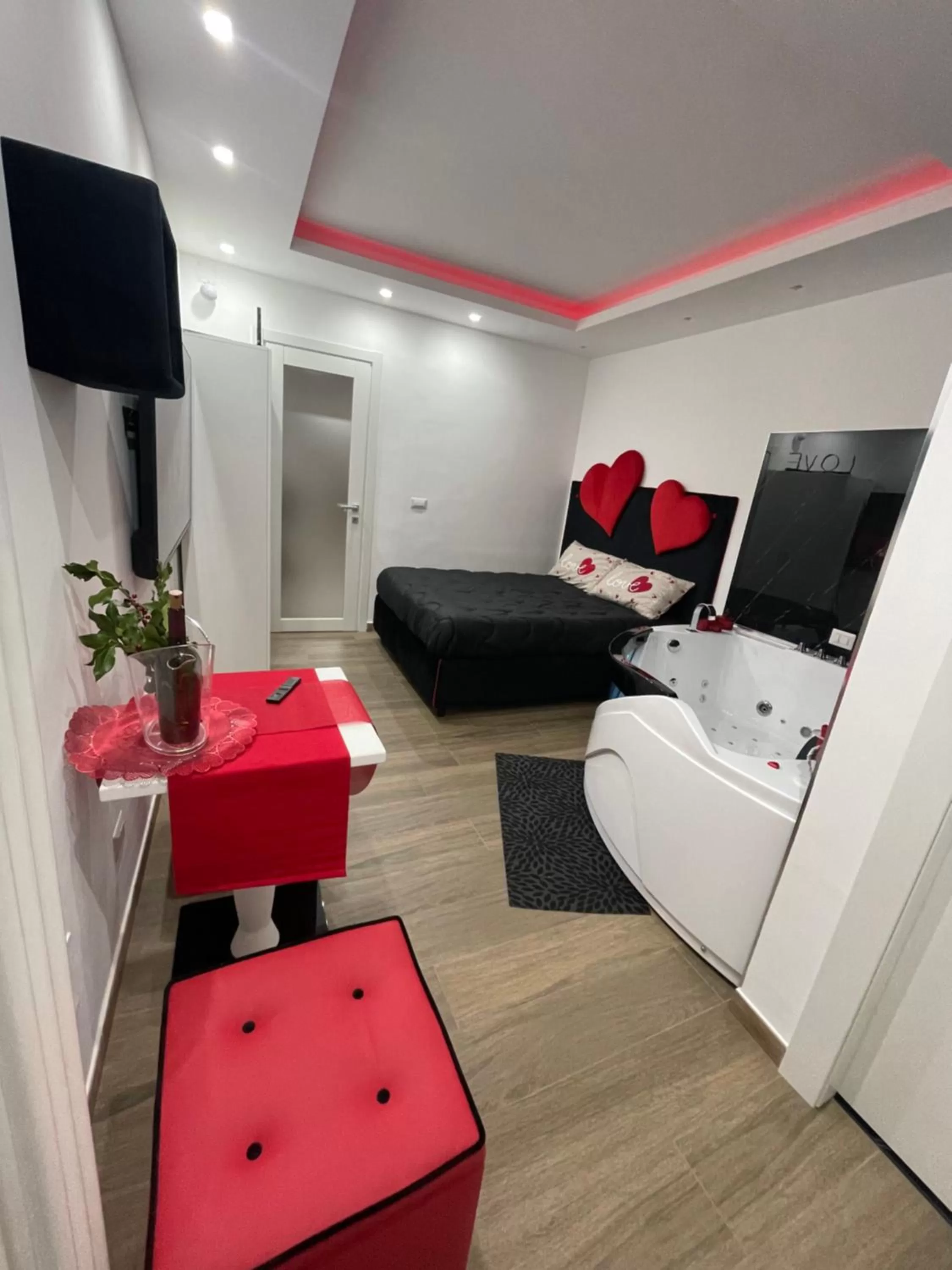 TV/Entertainment Center in Due Cuori Suite con vasca idromassaggi