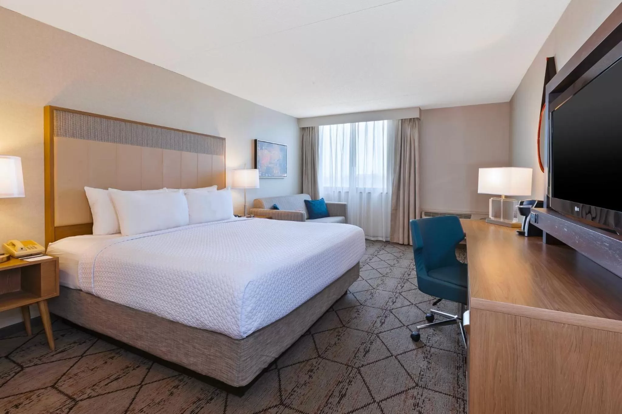 Photo of the whole room, Bed in Crowne Plaza Columbus North - Worthington by IHG