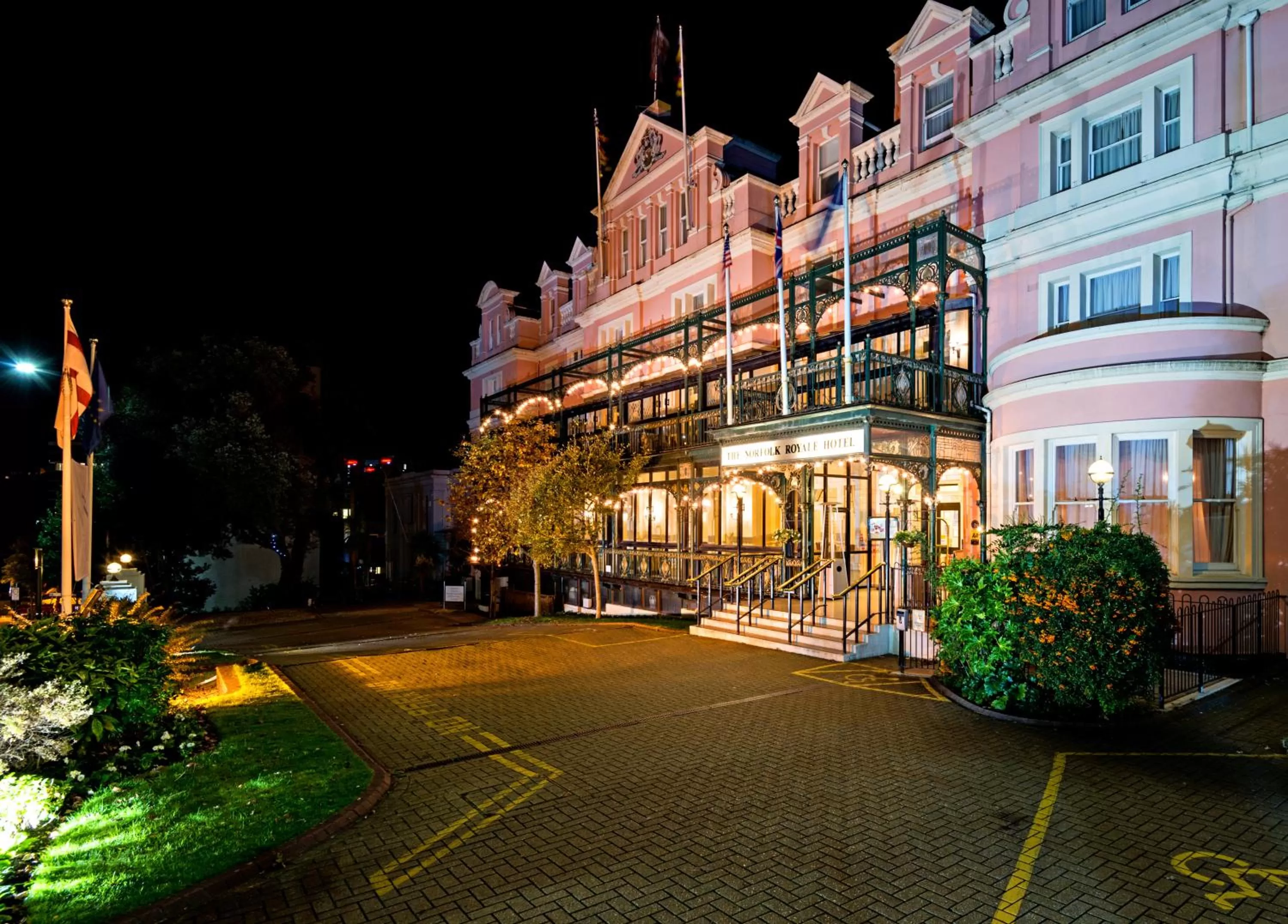 Facade/entrance in Norfolk Royale Hotel