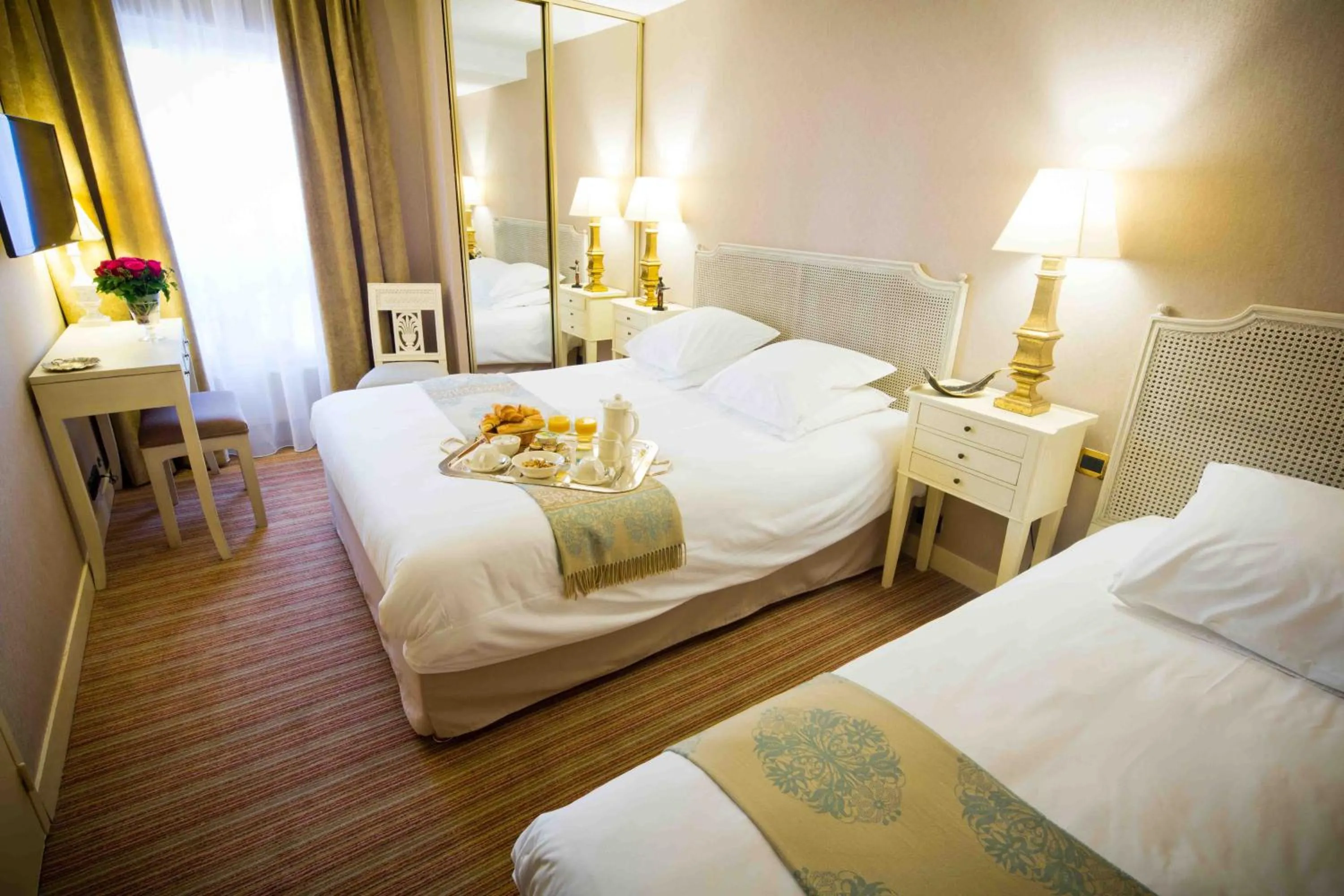 Photo of the whole room, Bed in Champerret Heliopolis