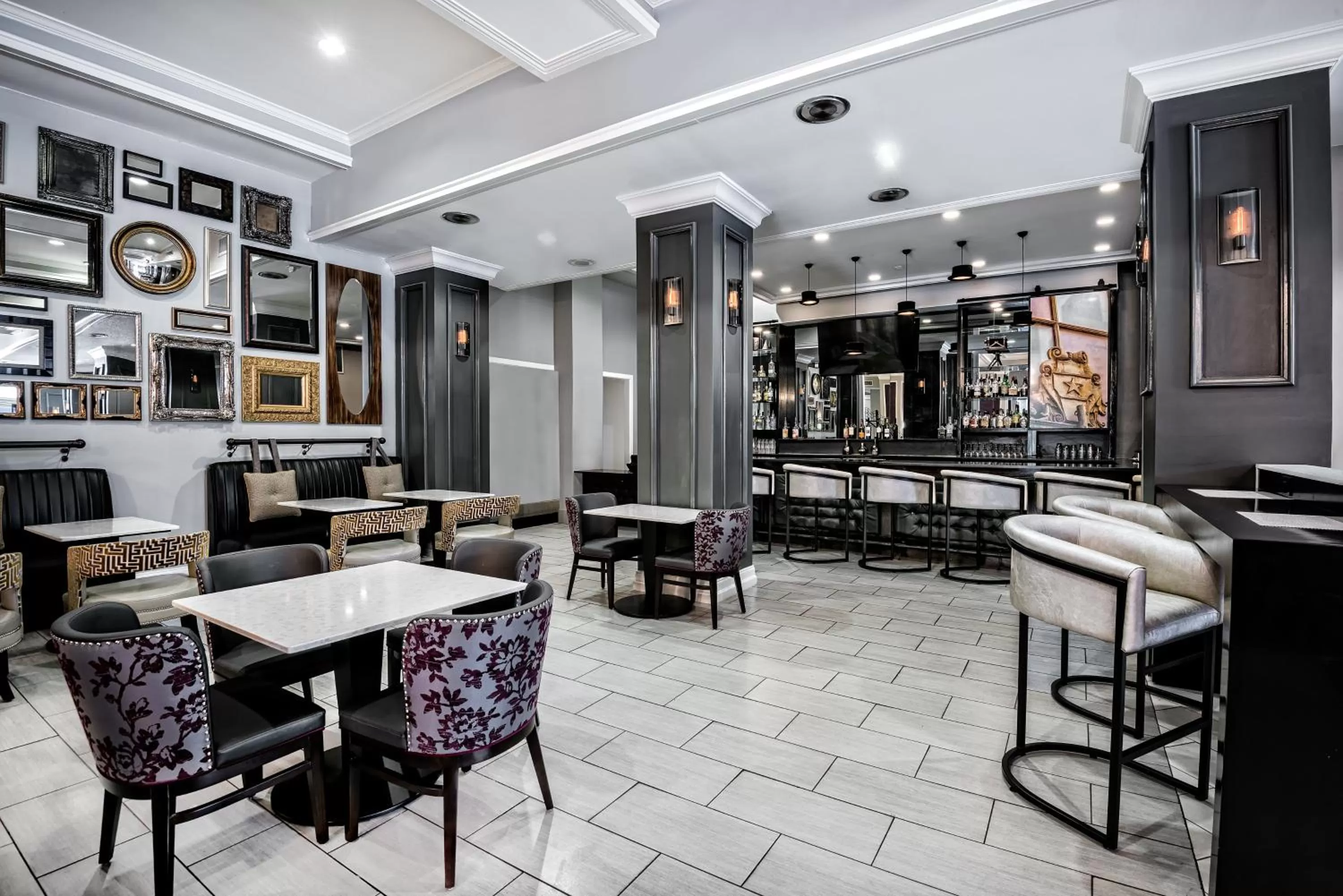 Lounge or bar in Hotel Indigo Dallas Downtown by IHG