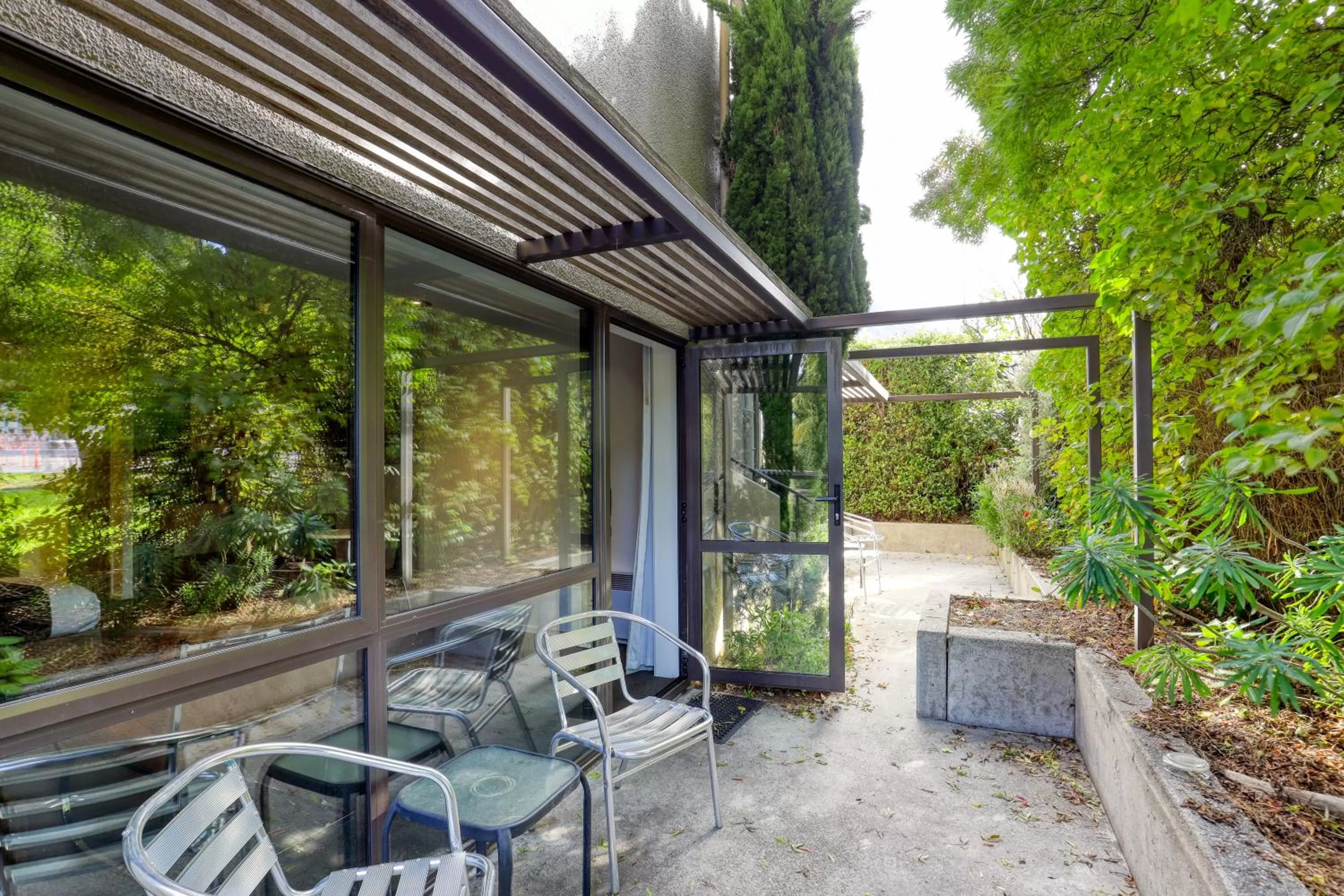 Patio in Garden Court Suites & Apartments