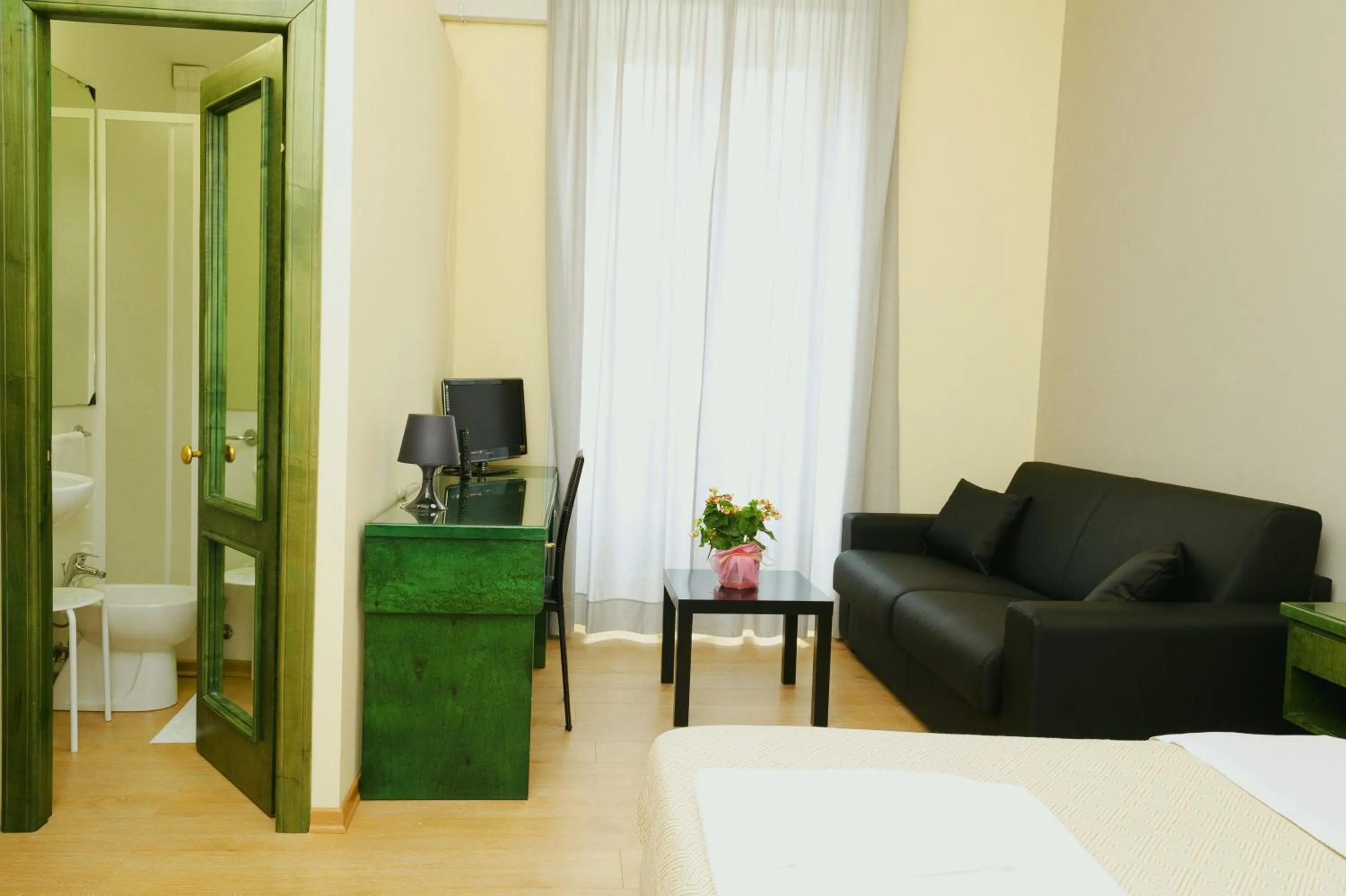 Photo of the whole room, Bed in Hotel Suisse