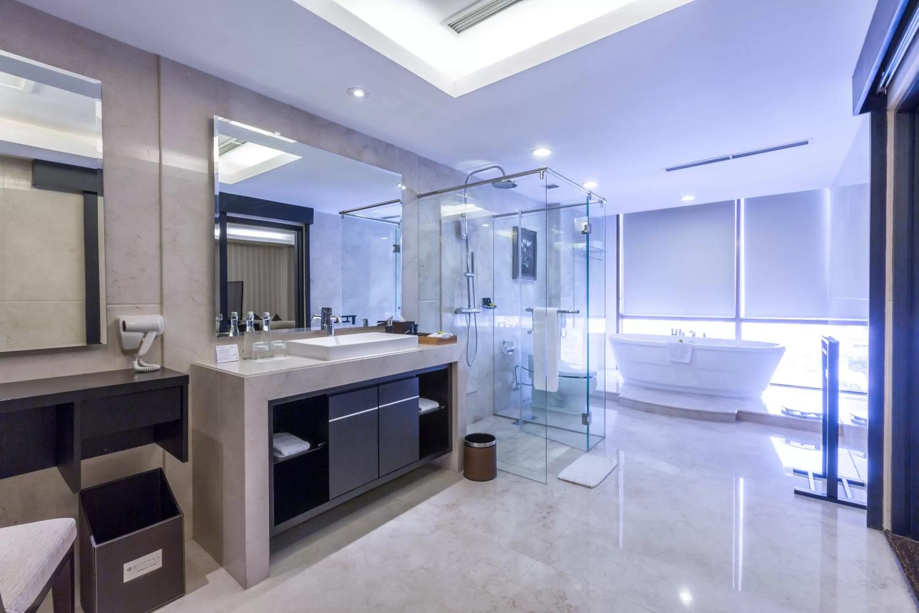 Shower in Wyndham Surabaya