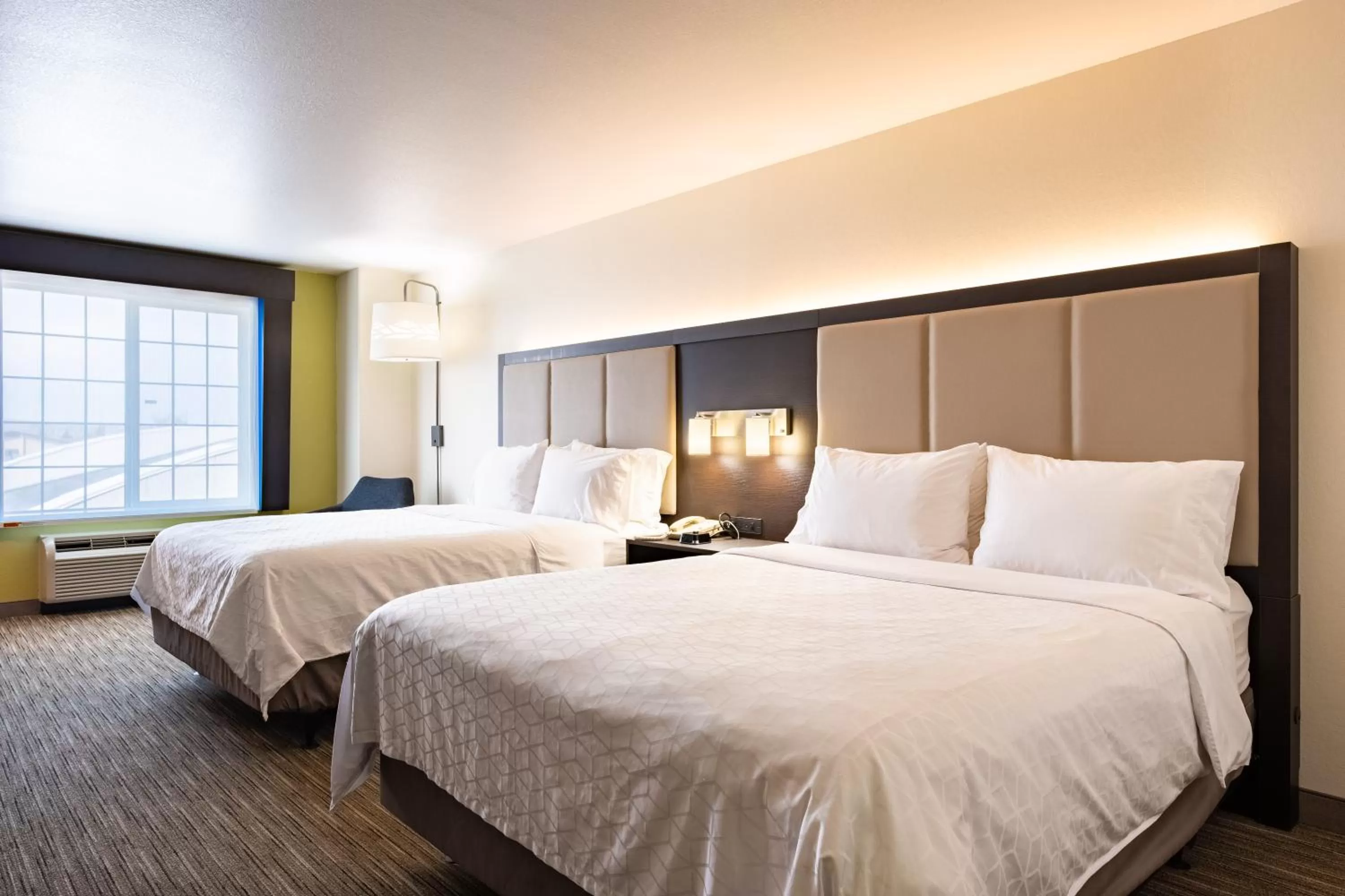 Bed in Holiday Inn Express Hotel & Suites Evanston by IHG