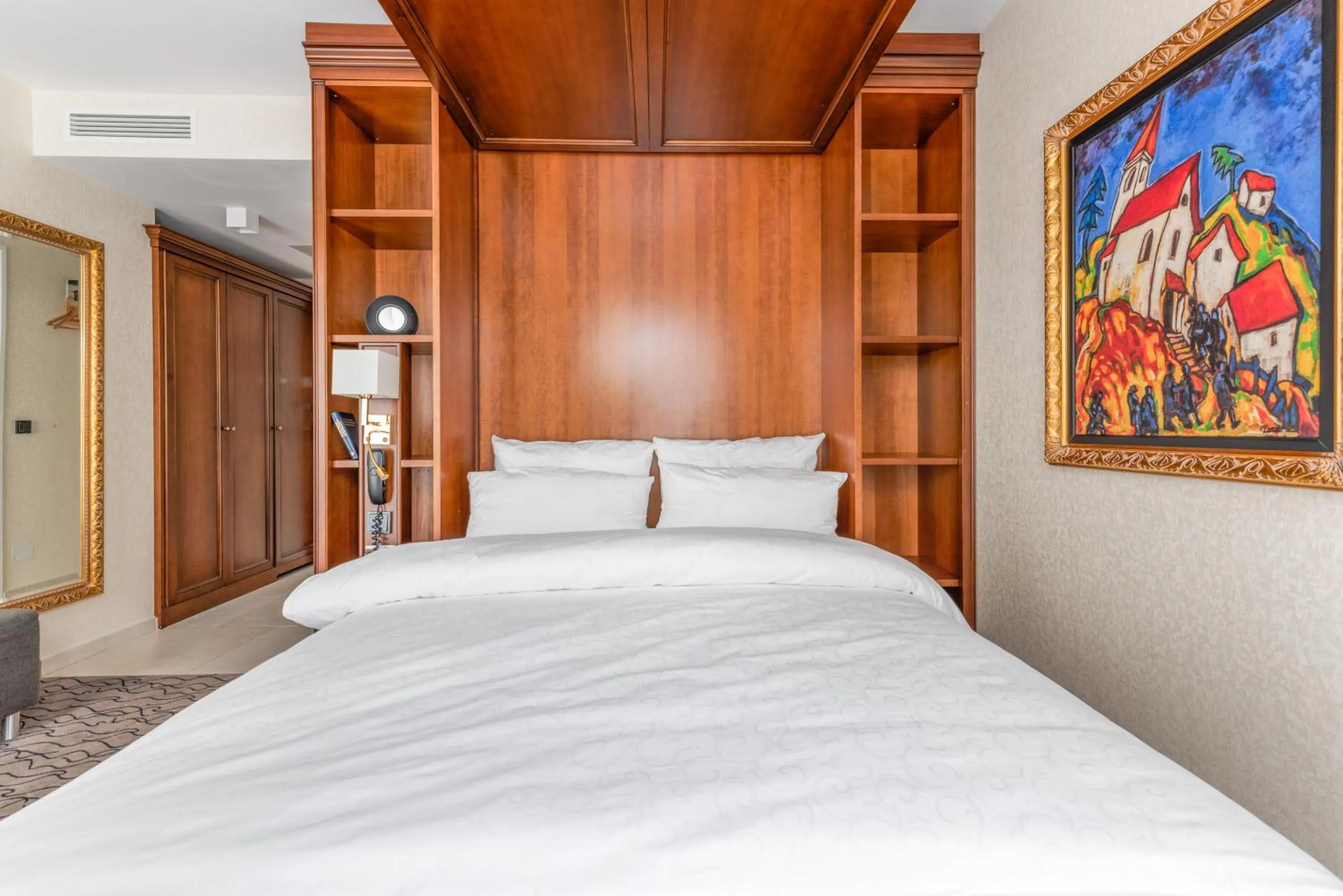 Bed in AdvaStay by KING's