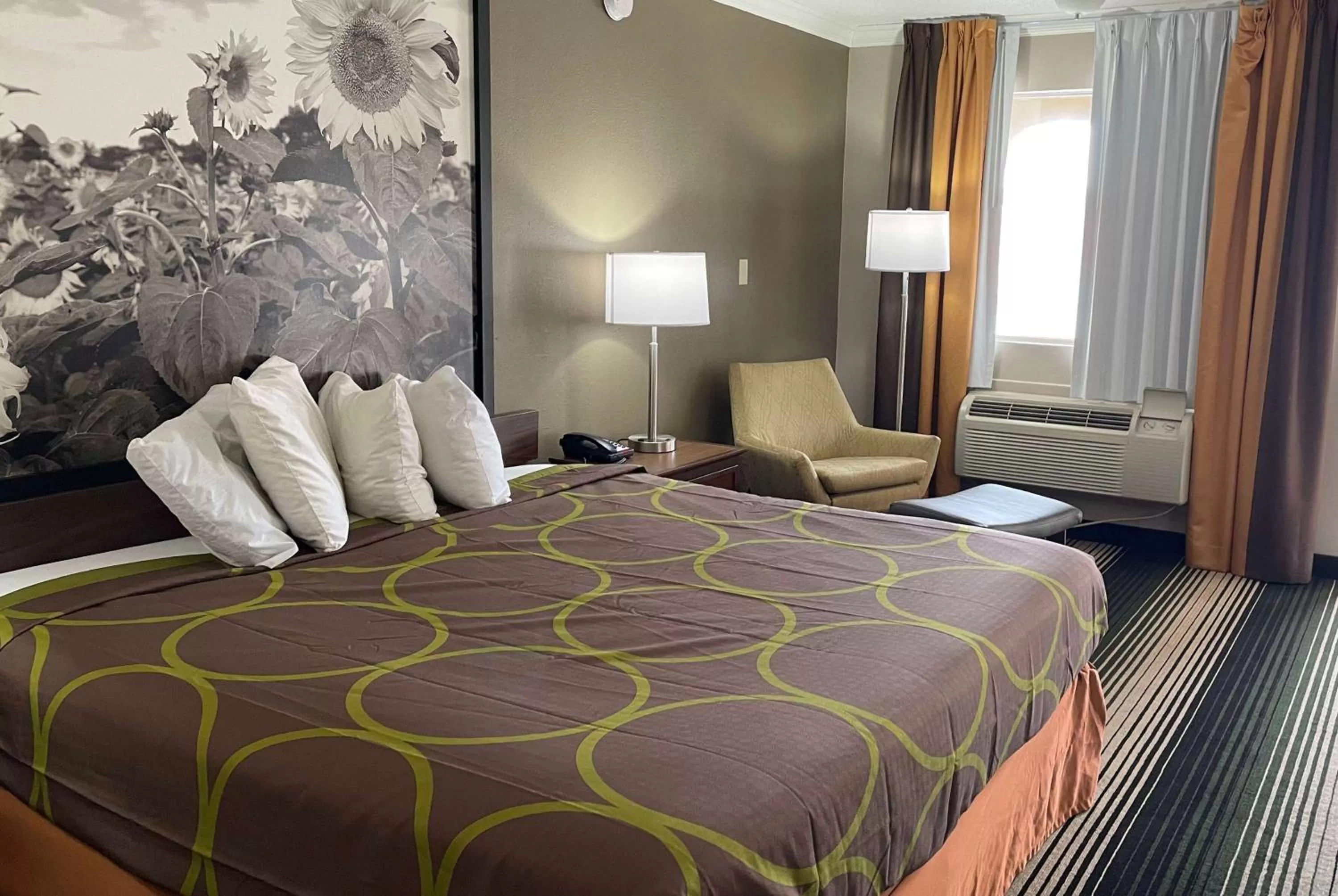 Photo of the whole room, Bed in Deluxe Inn & Suites