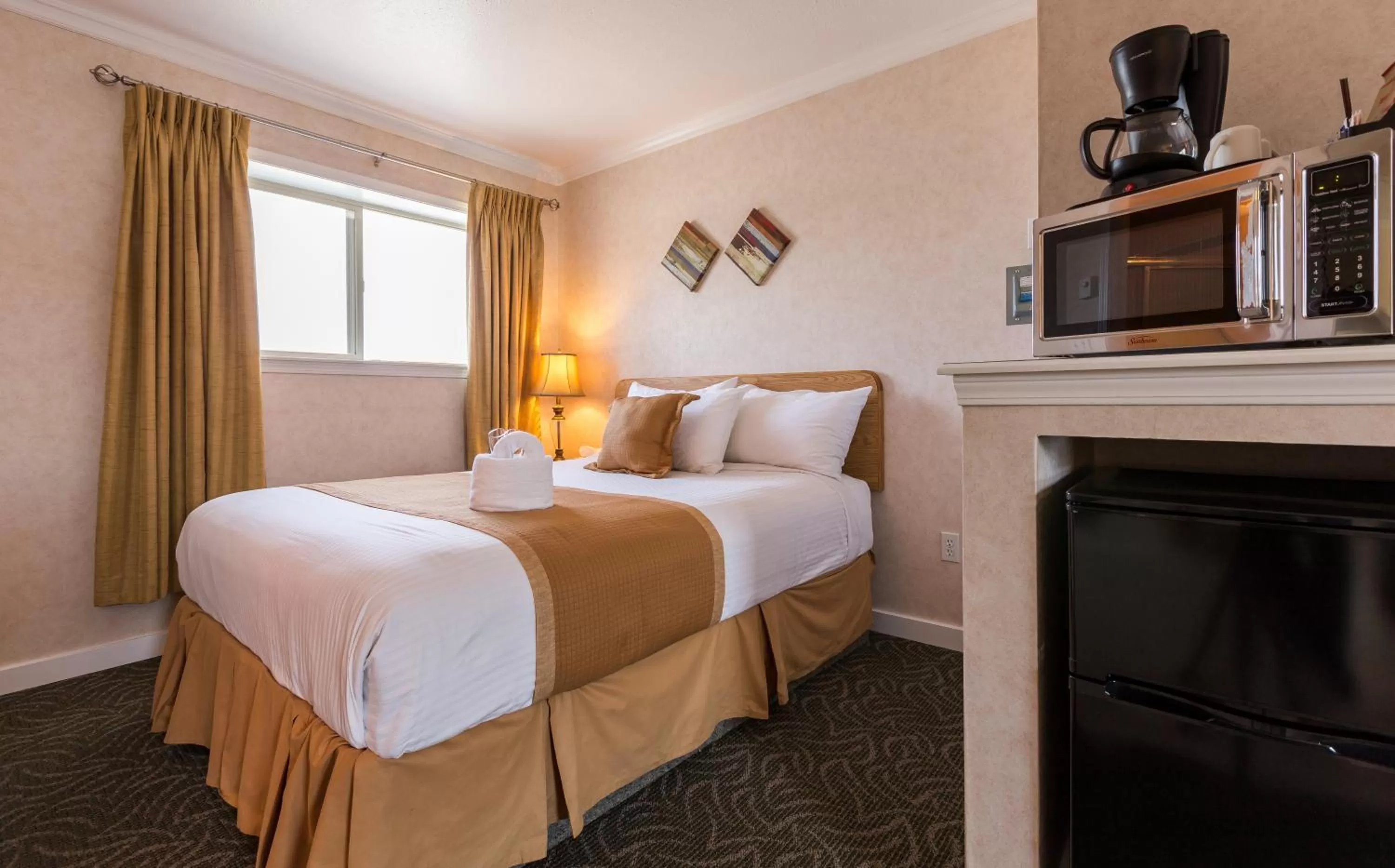 Deluxe Queen Room in Oasis Inn