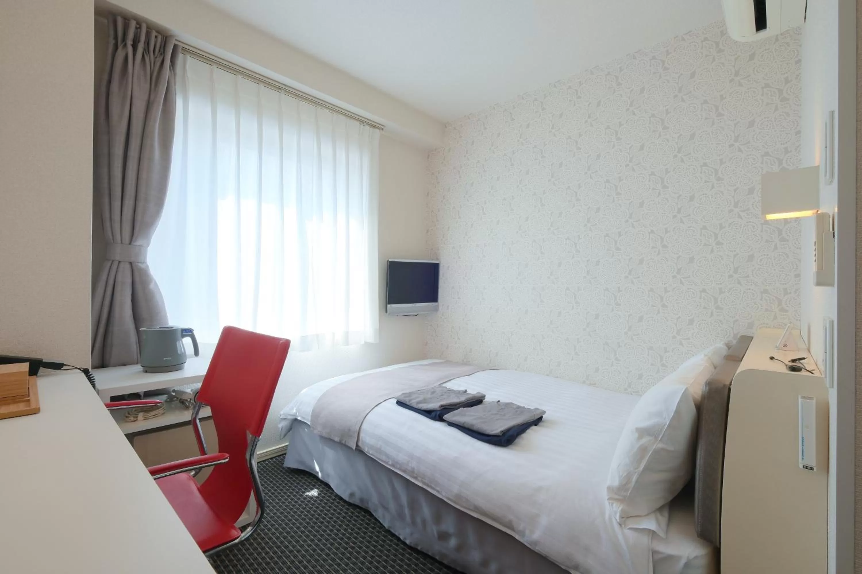 Photo of the whole room, Bed in Fukuyama Oriental Hotel