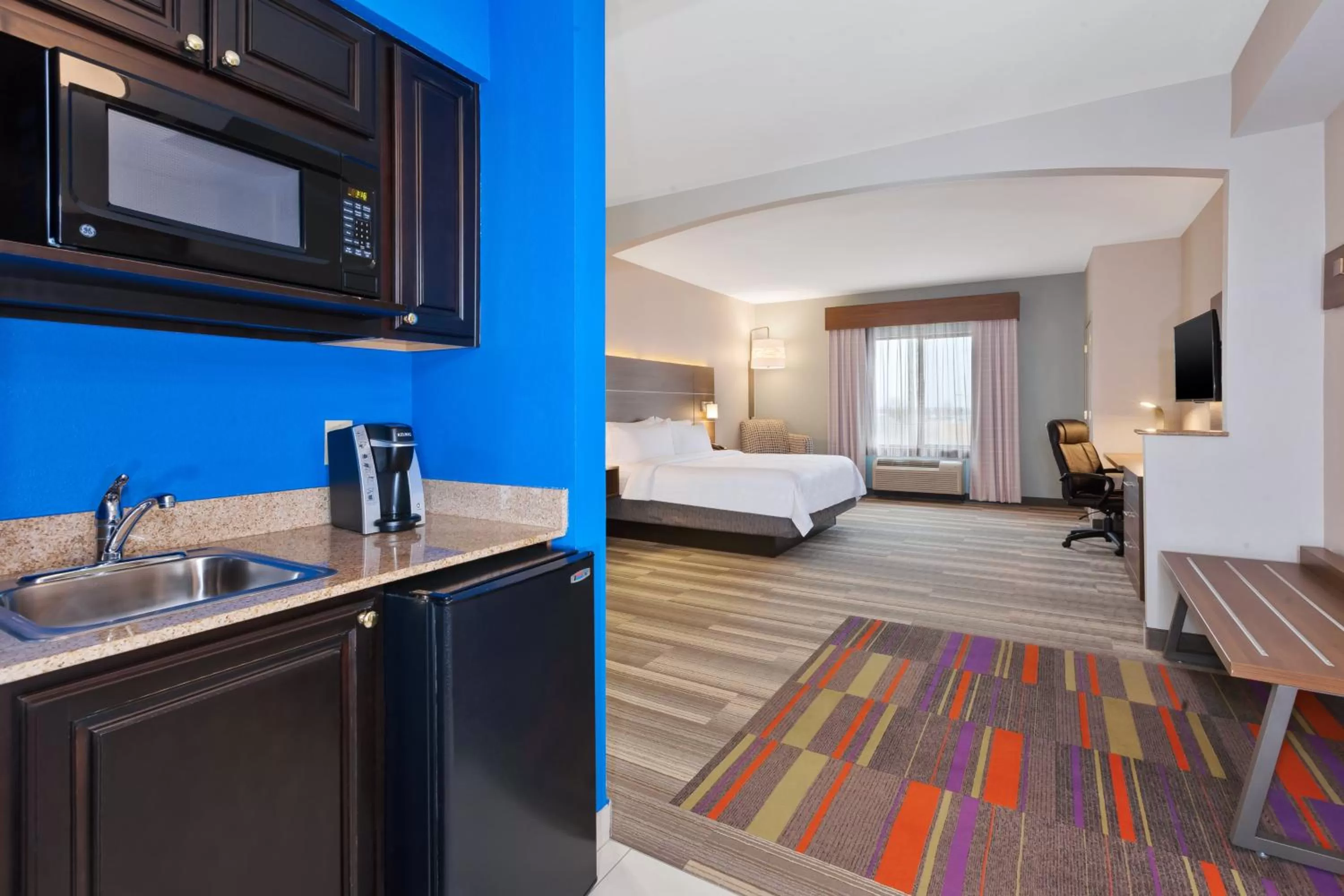 Photo of the whole room, Bed in Holiday Inn Express Hotel & Suites Warminster-Horsham by IHG