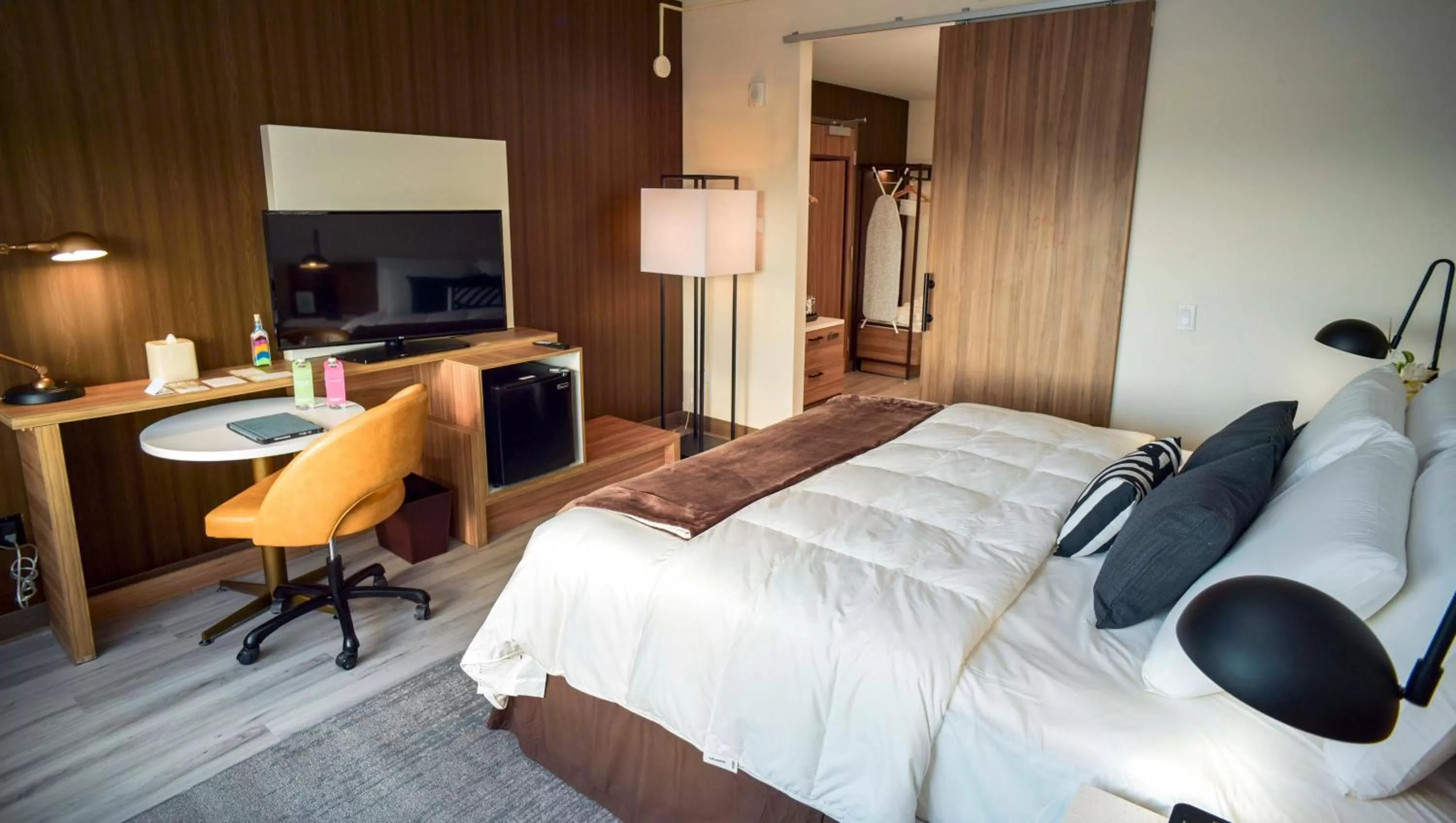 TV and multimedia, Bed in Wyndham Garden North Bergen - Secaucus