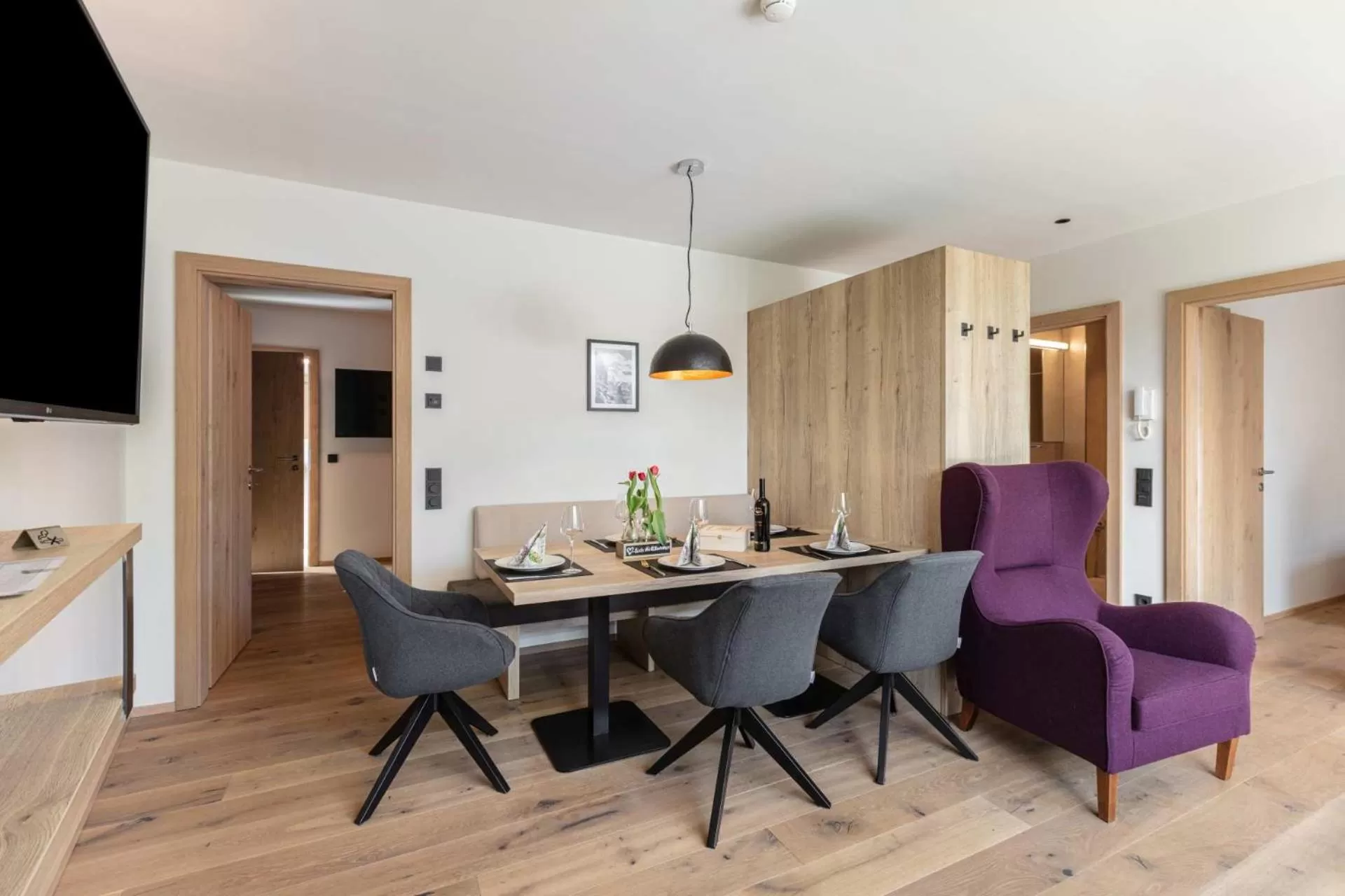 Seating area in Emma Deluxe Aparthotel aircondition in summer & ganzjährig beheizter Außenpool direkt beim Skibus