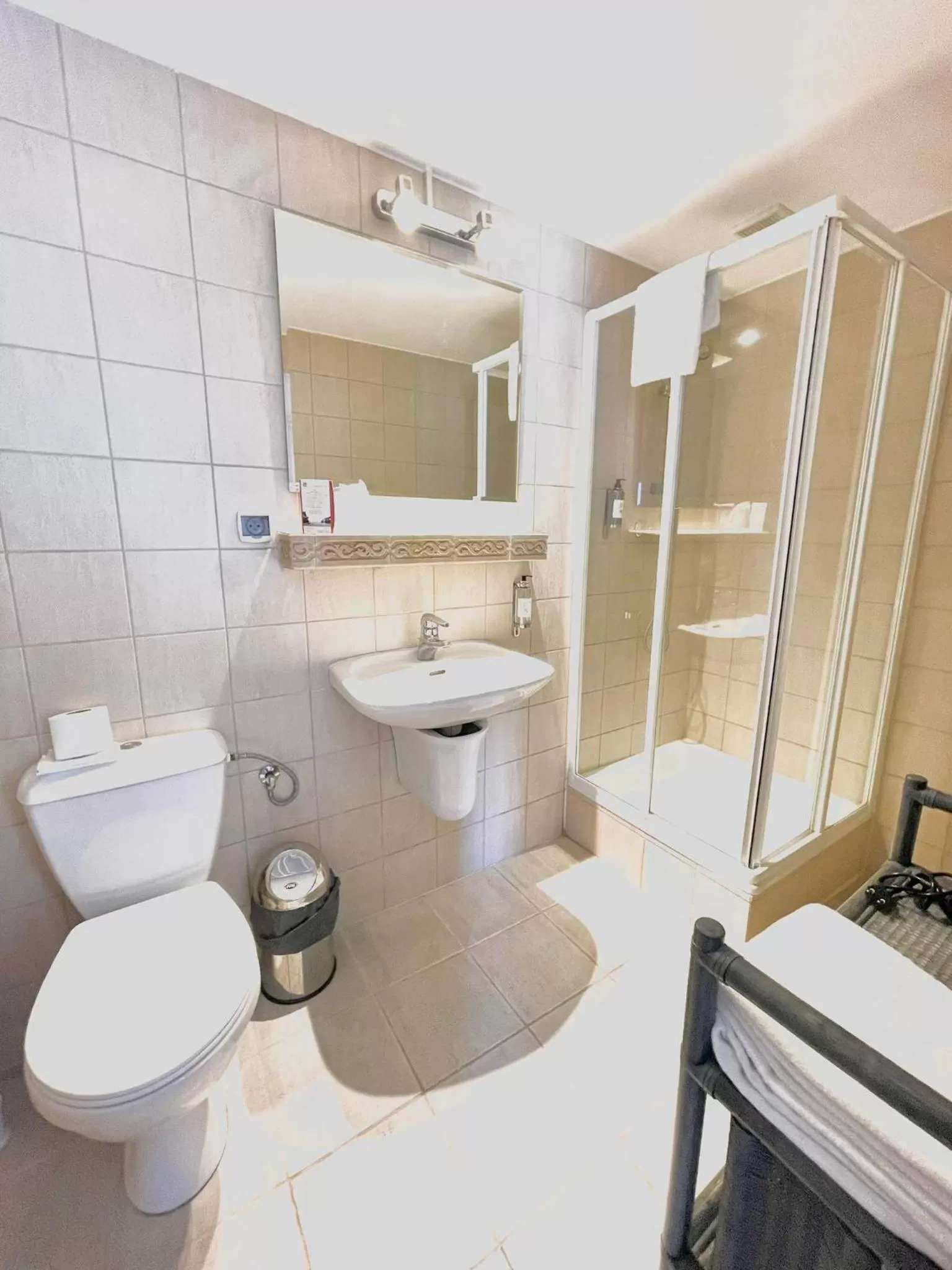 Shower, Bathroom in Hotel Zhong Hua