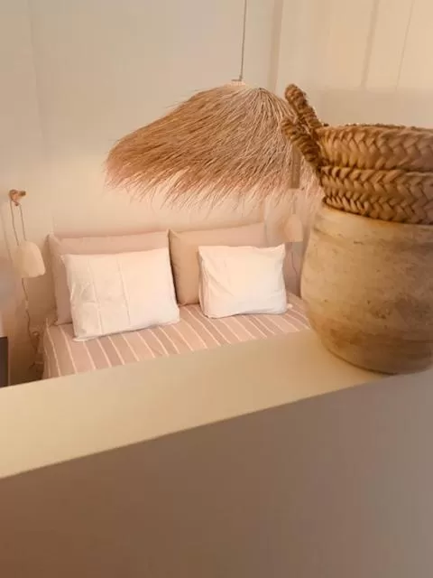 Bed in Logie Marie with hottub in the garden