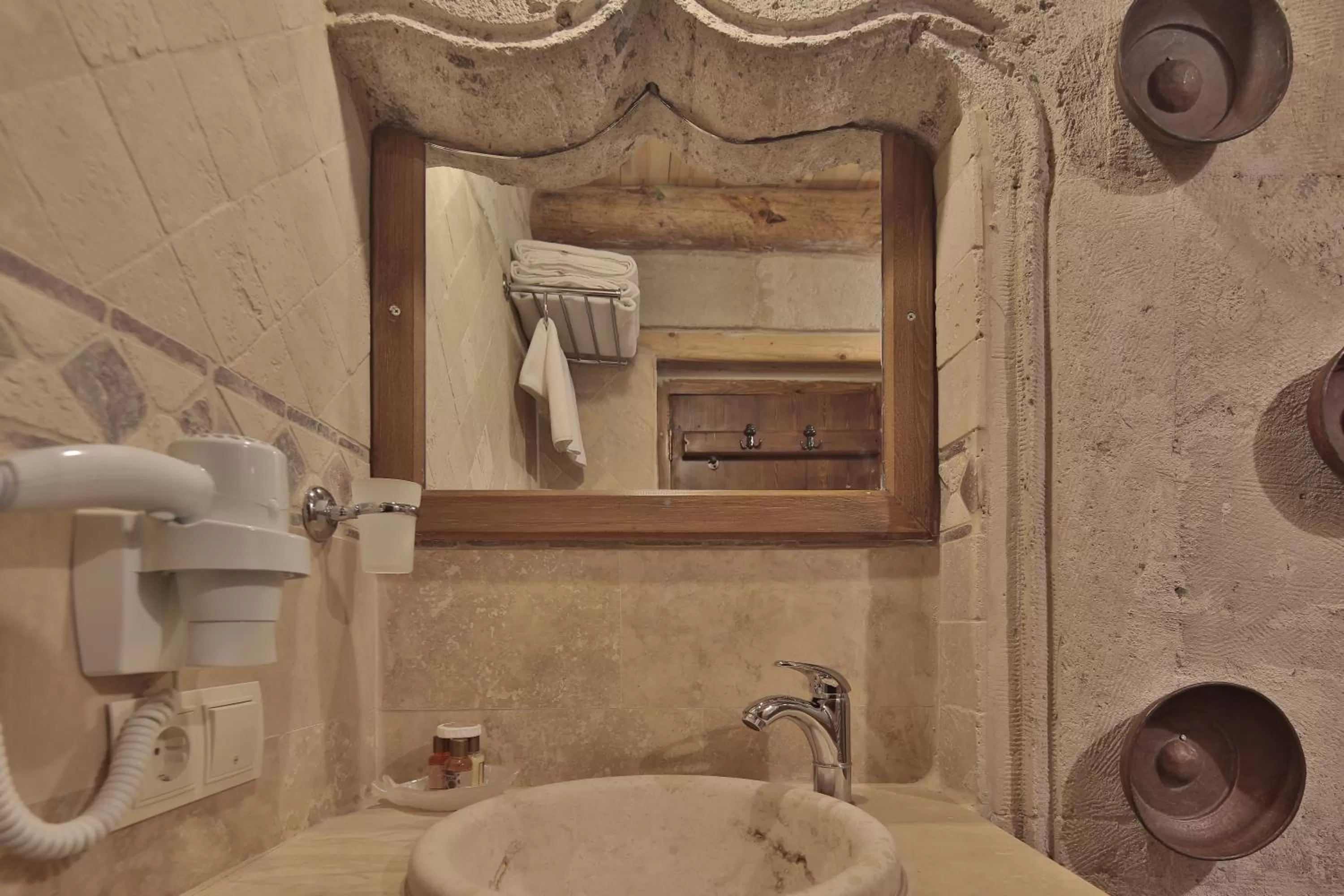 Shower, Bathroom in Vista Cave Hotel