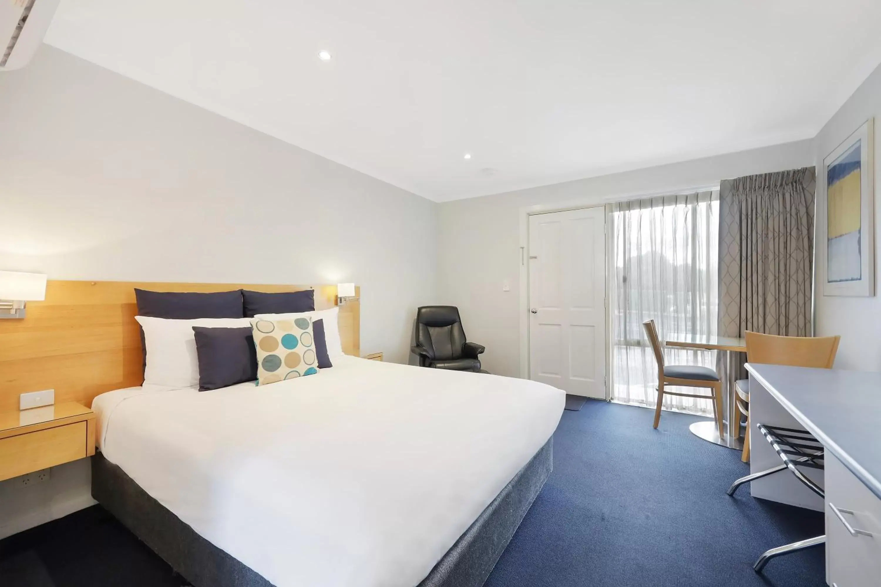 Deluxe Queen Room with Spa Bath in Hamilton Townhouse Motel Deluxe Queen Room with Spa Bath in Hamilton Townhouse Motel