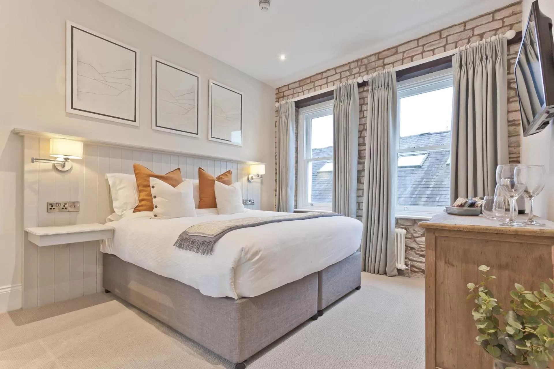 Bedroom, Bed in Tithe Barn - Self Check In Hotel