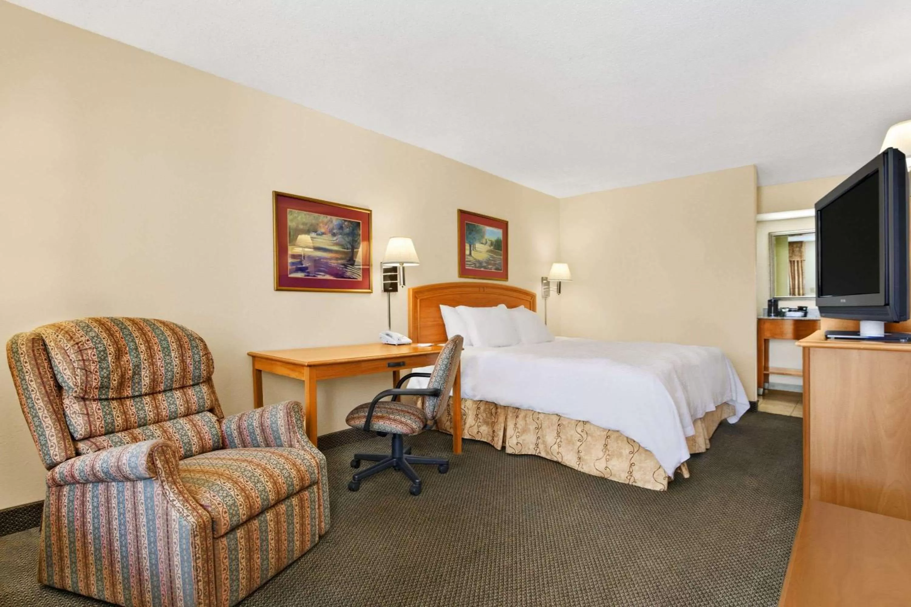 Photo of the whole room, Bed in Howard Johnson by Wyndham Greensboro Near the Coliseum