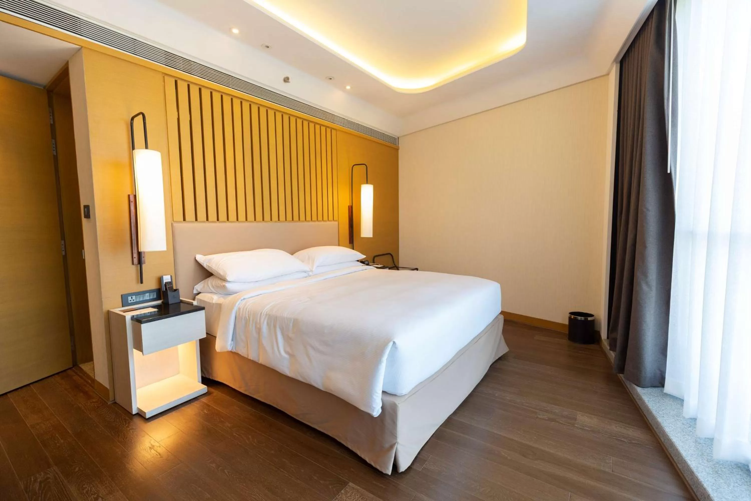 Bed in DoubleTree by Hilton Ahmedabad